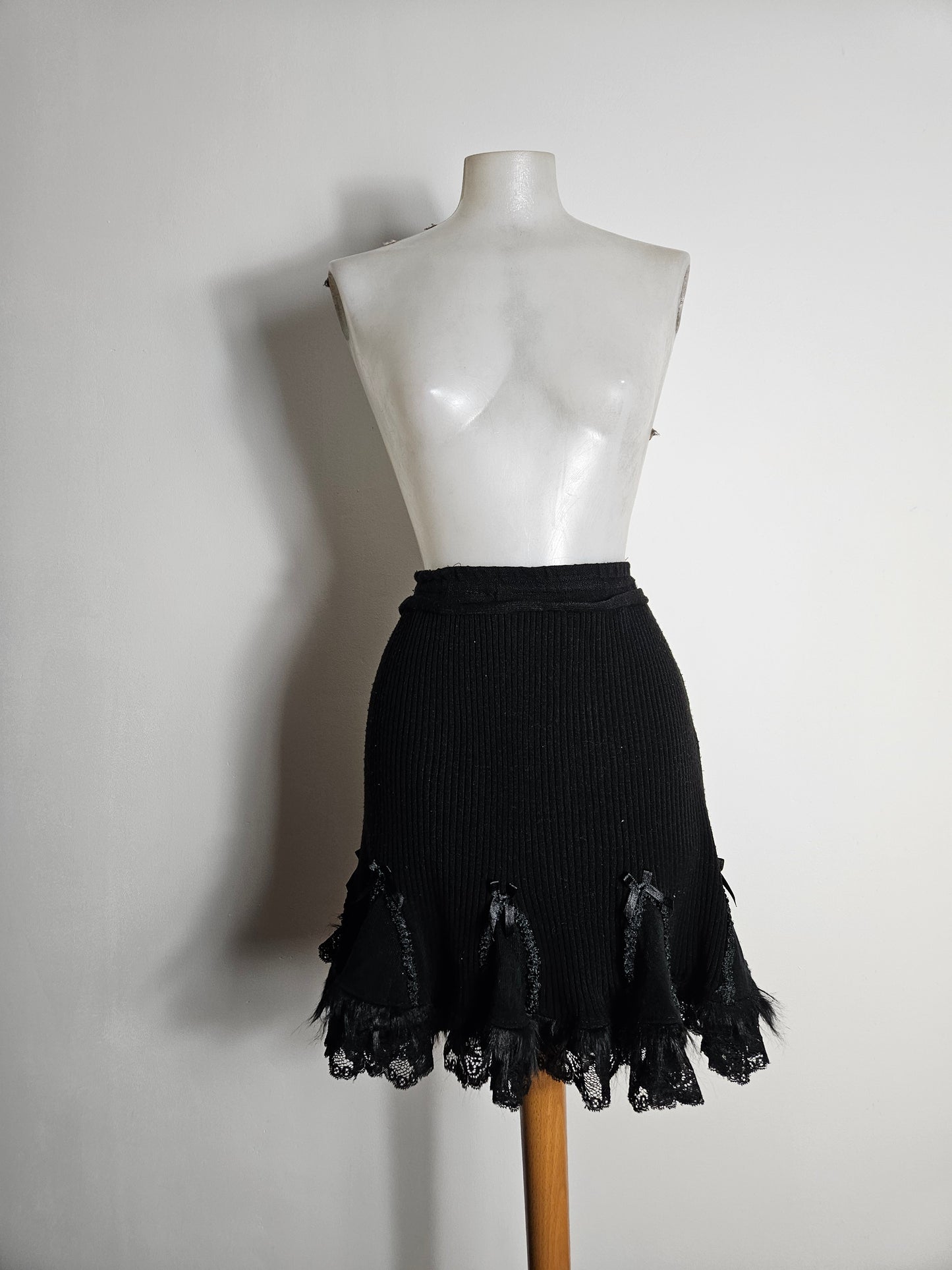 Jupe noire détails noeuds