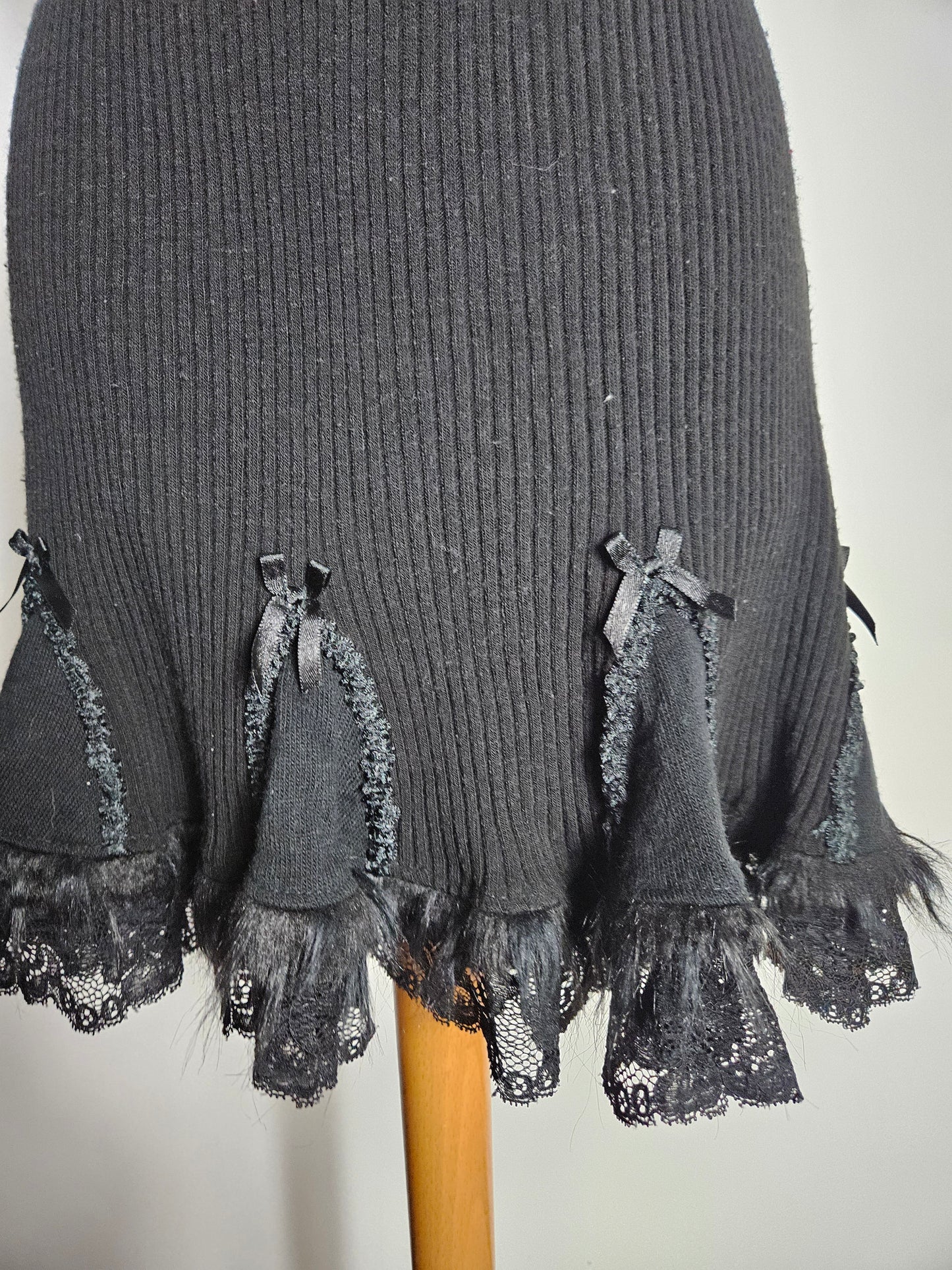 Jupe noire détails noeuds