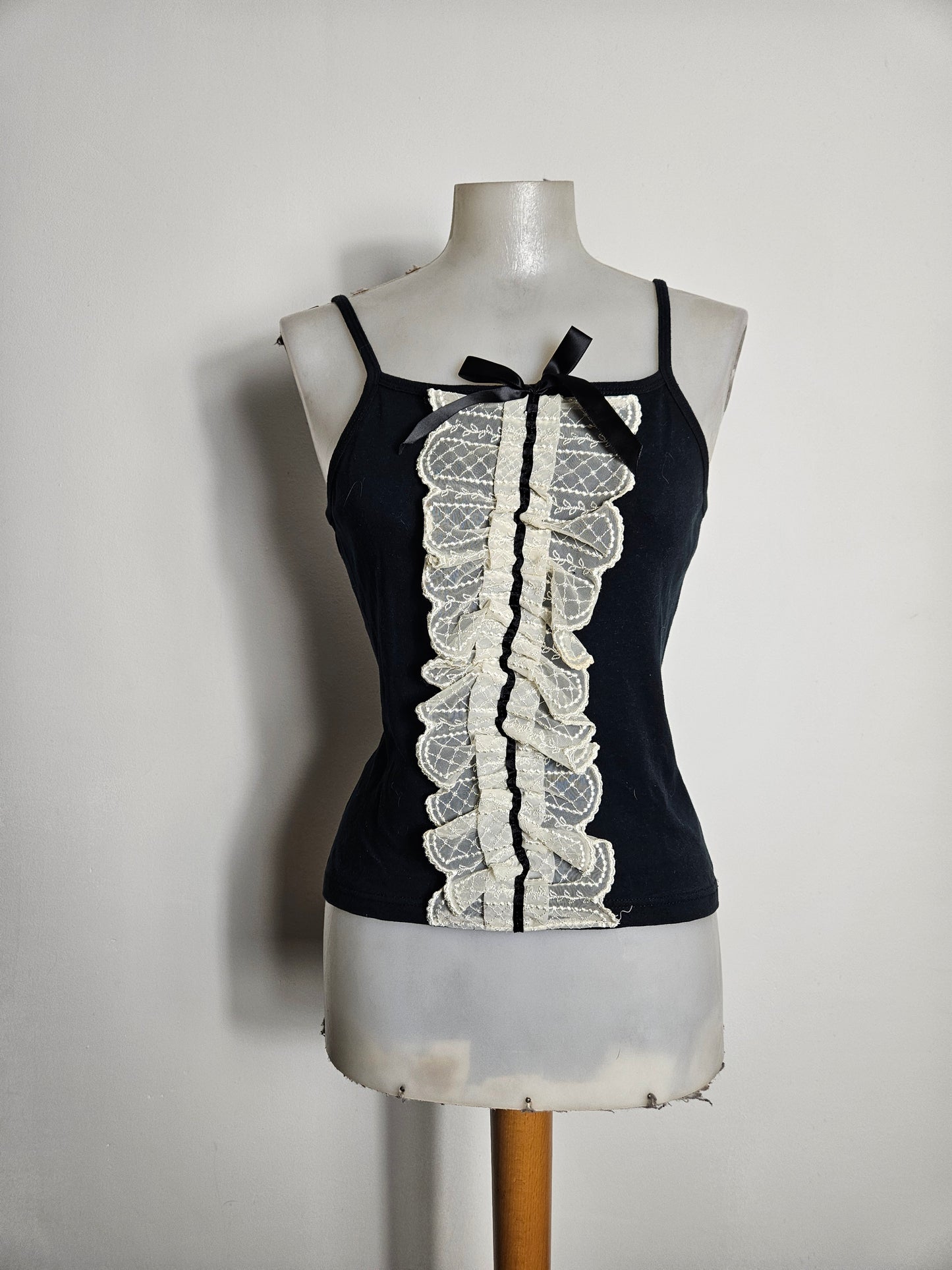 Black top with lace details Phaze