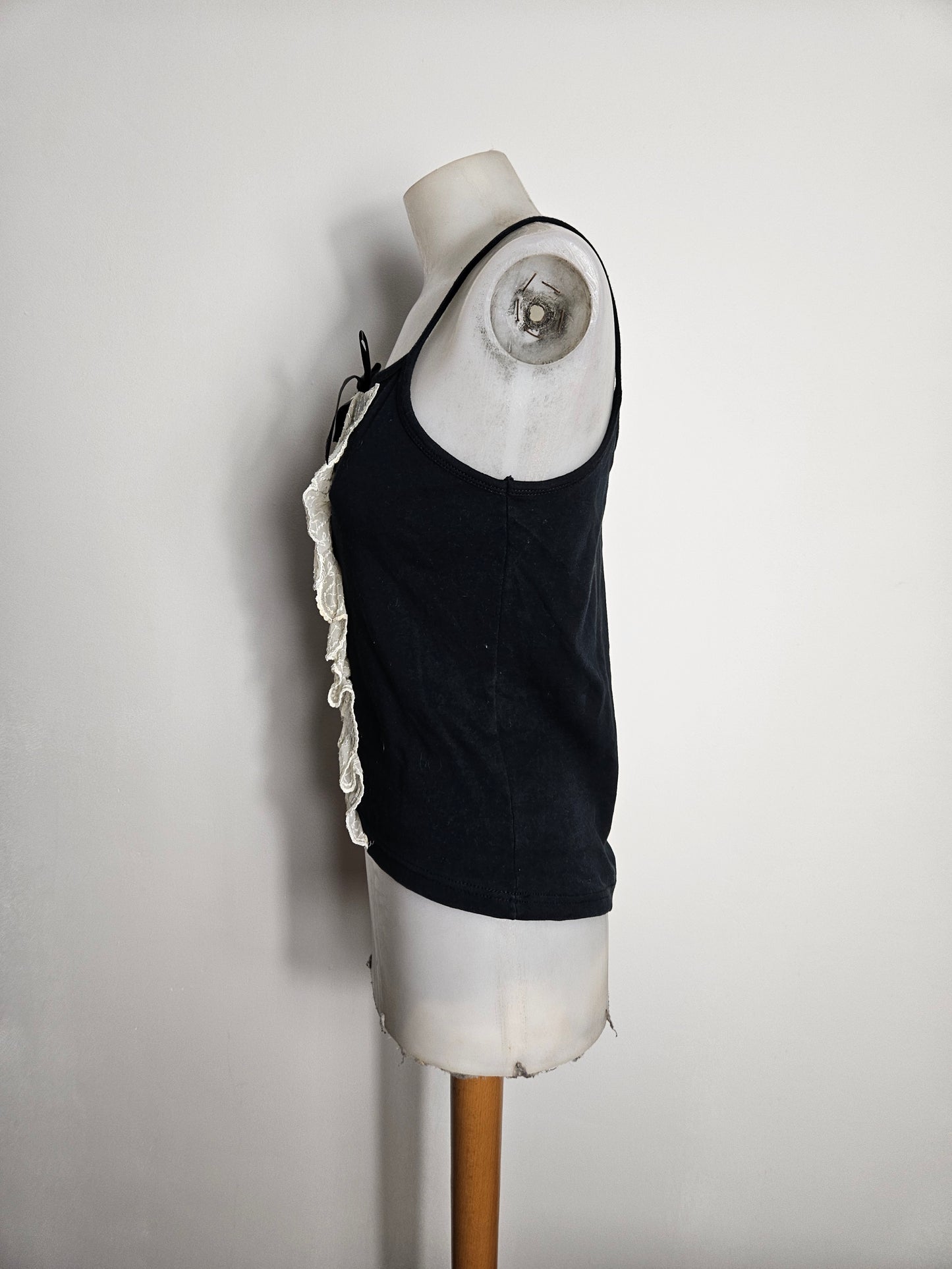 Black top with lace details Phaze