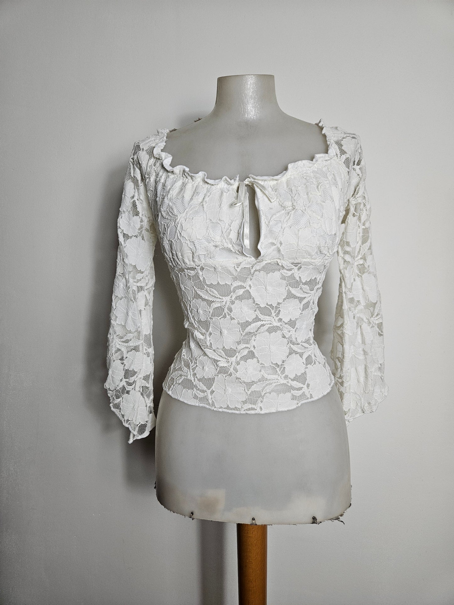 Haut en dentelle blanche col froncé
