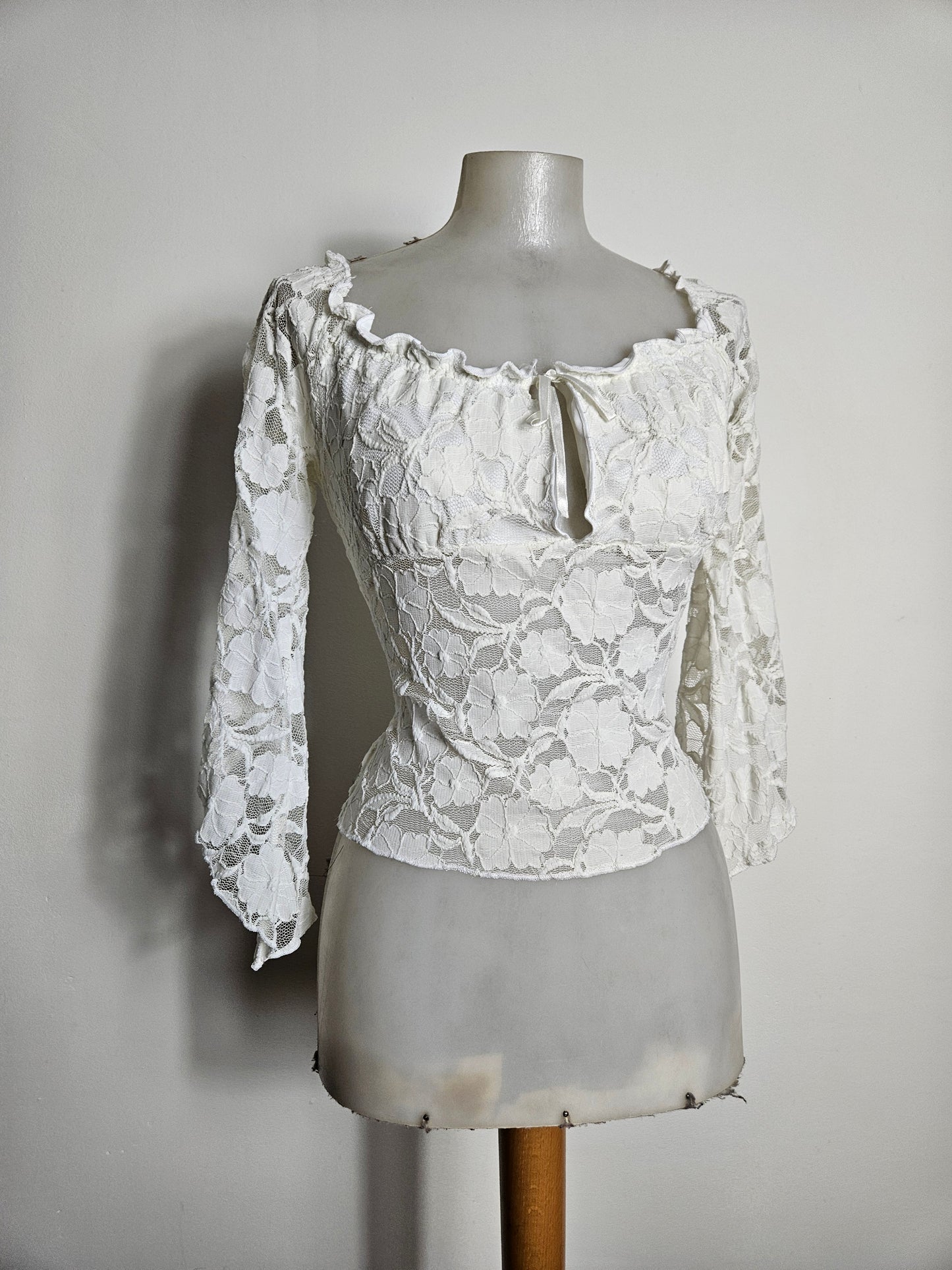 Haut en dentelle blanche col froncé