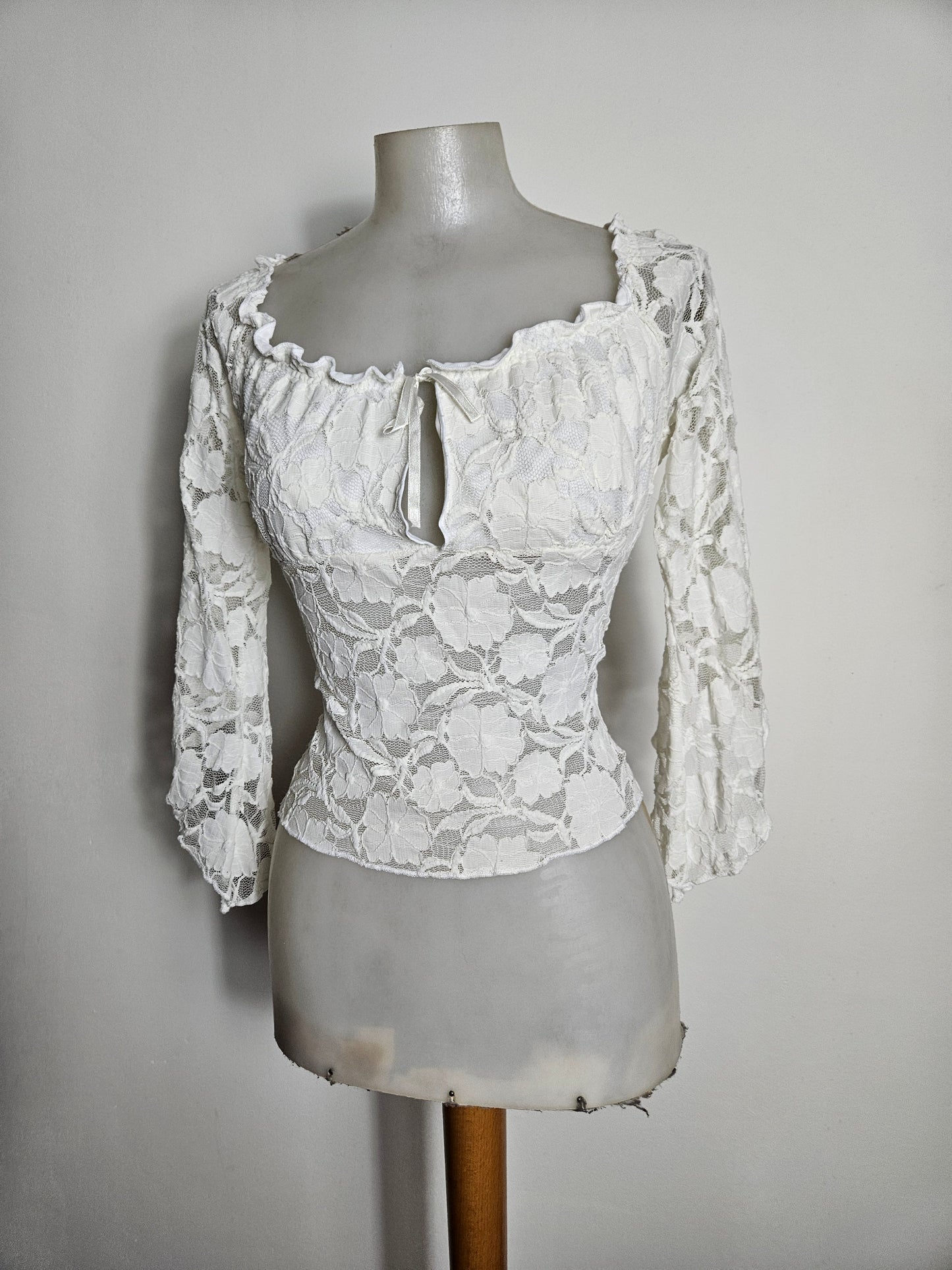 Haut en dentelle blanche col froncé