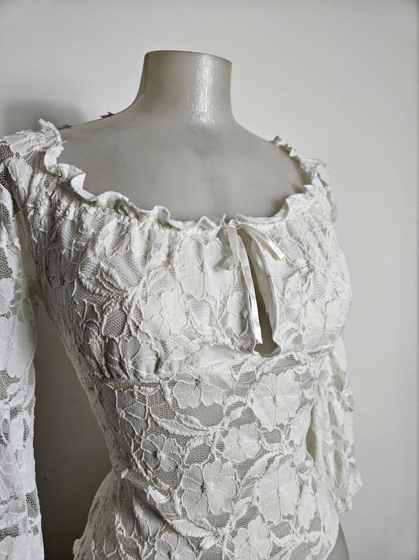 Haut en dentelle blanche col froncé
