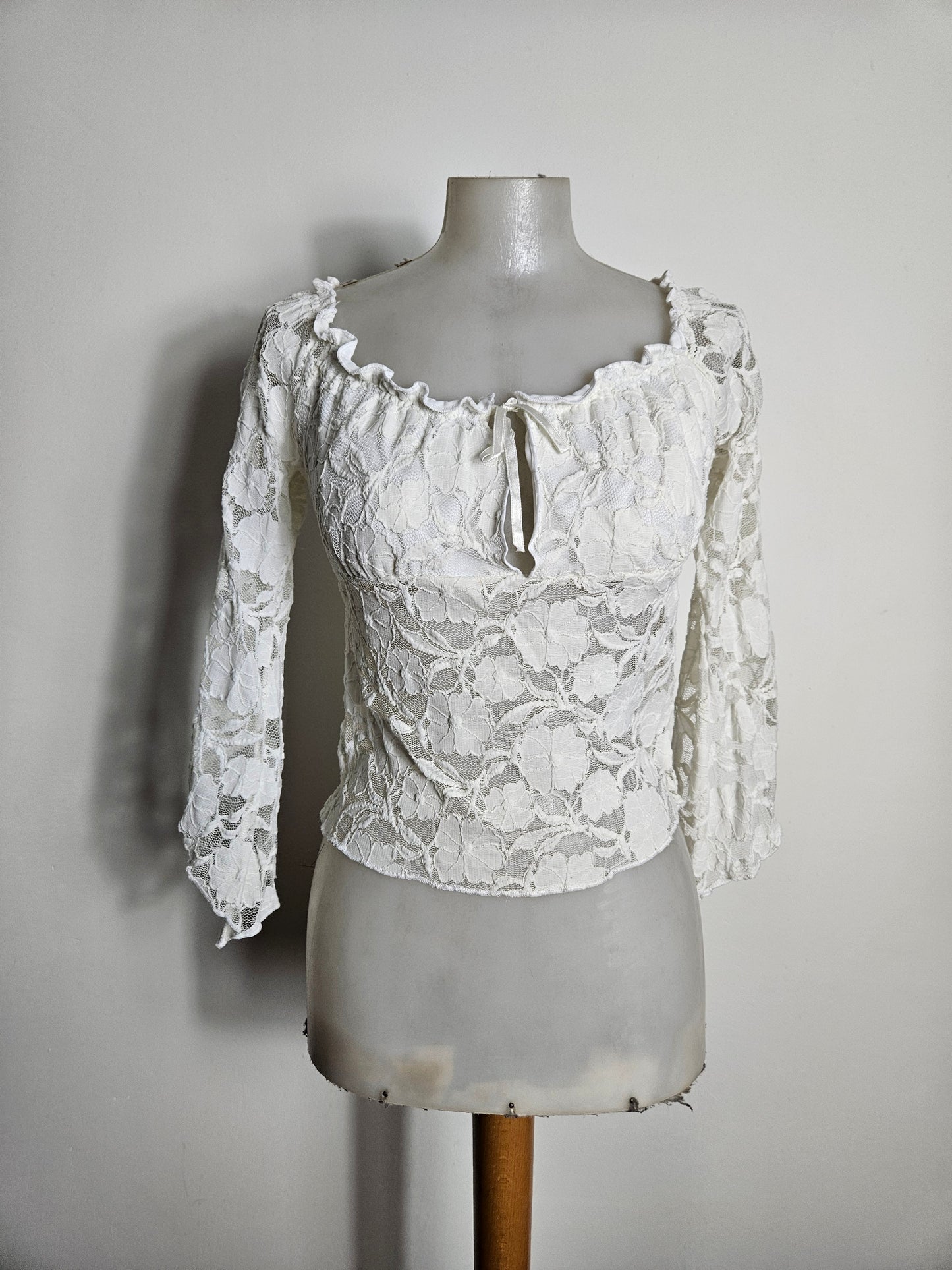 Haut en dentelle blanche col froncé