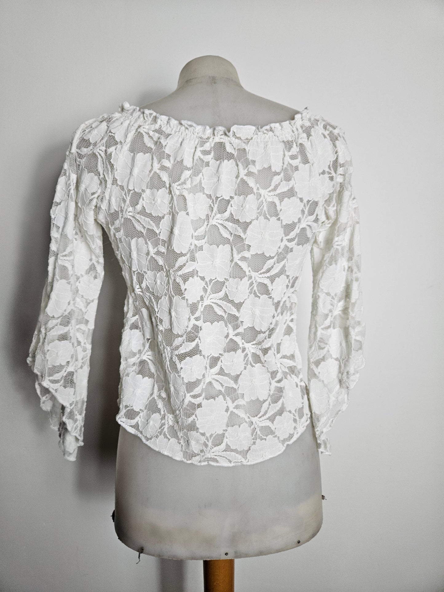Haut en dentelle blanche col froncé