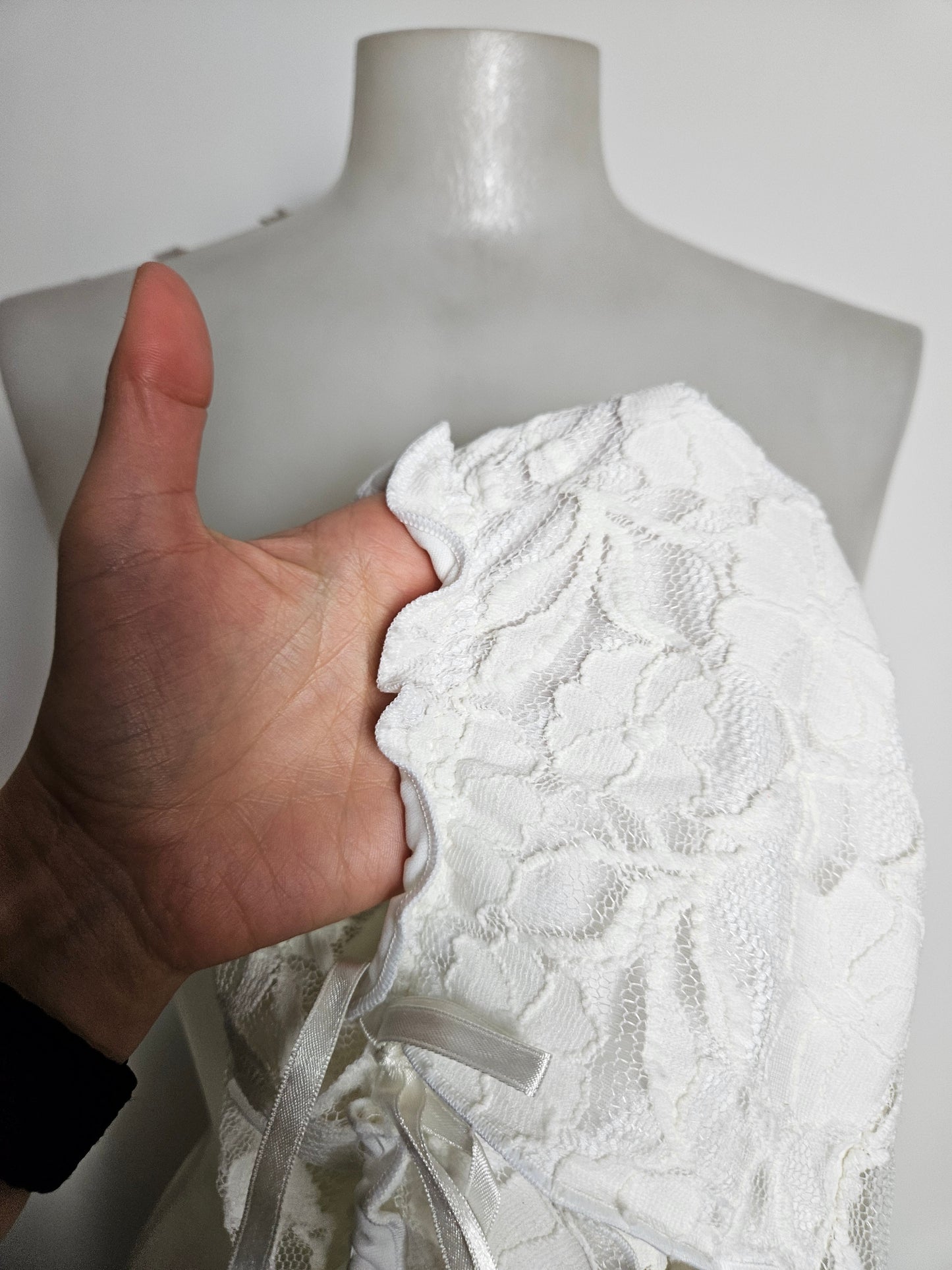 Haut en dentelle blanche col froncé