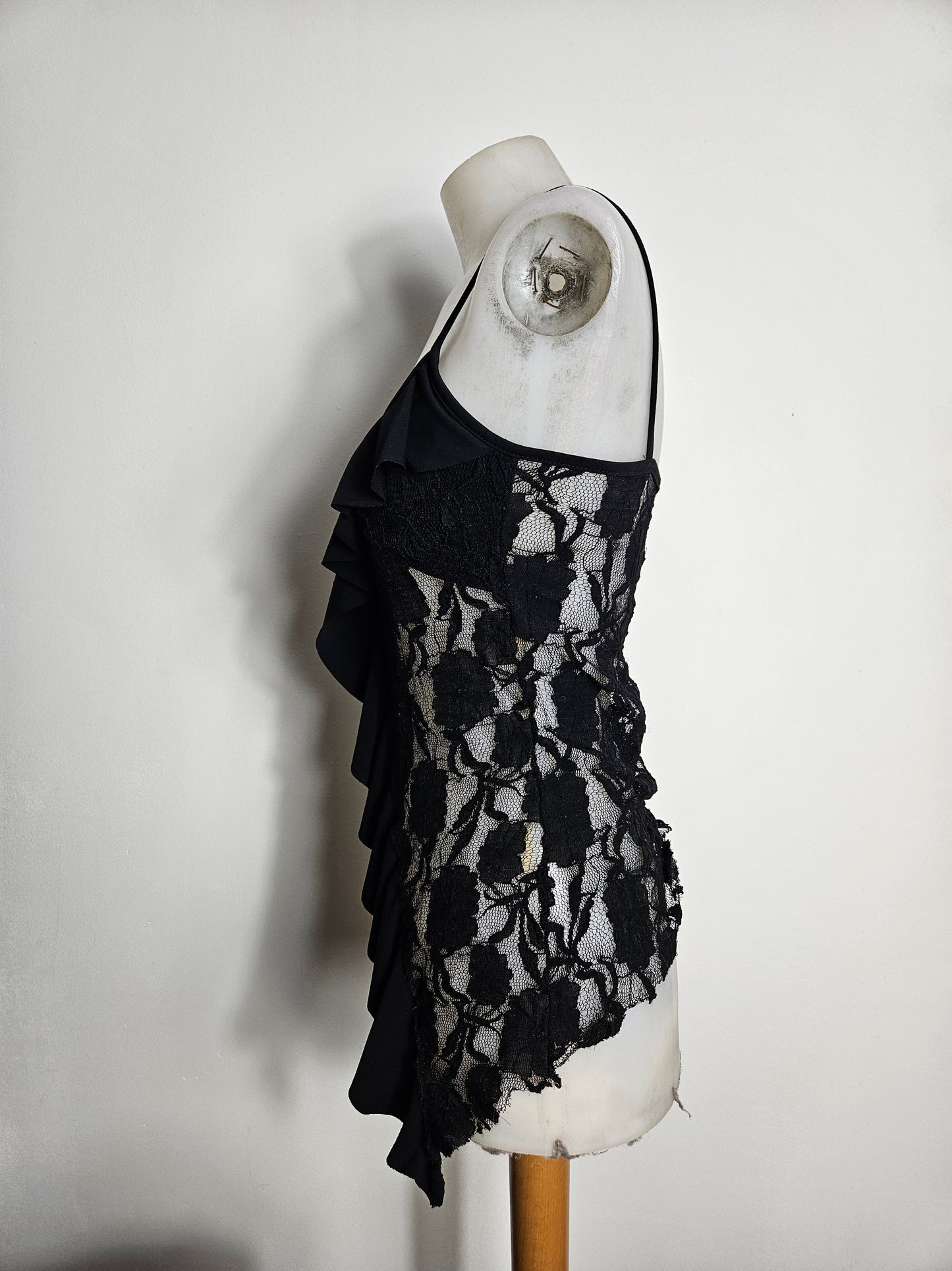 Haut asymétrique en dentelle à volants