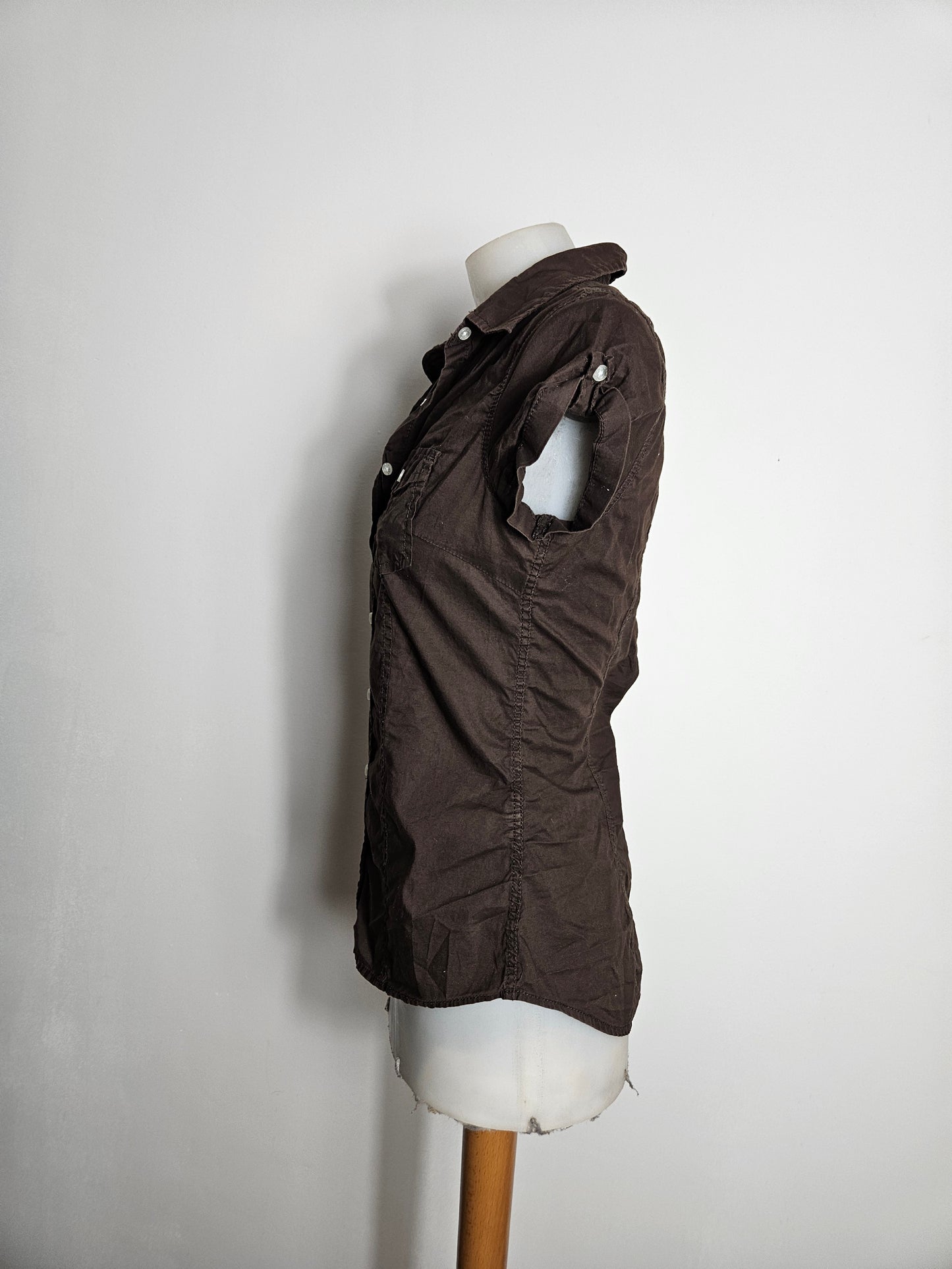 Brown short-sleeved shirt