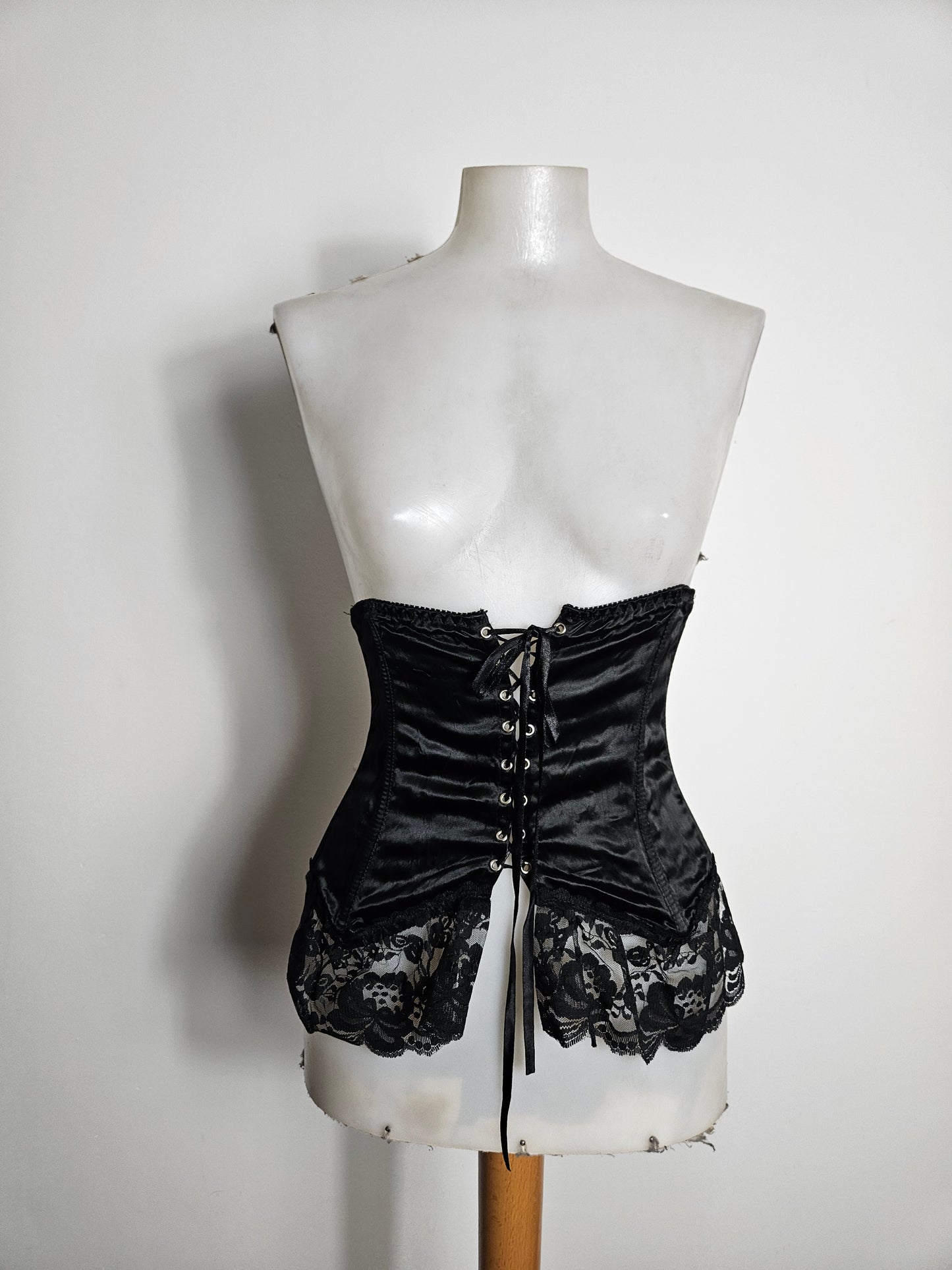 Ceinture satinée et dentelle