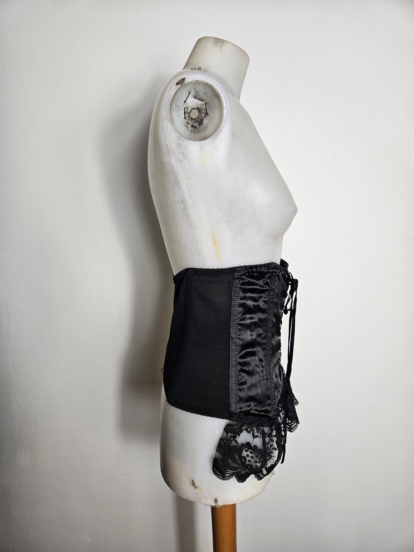 Ceinture satinée et dentelle