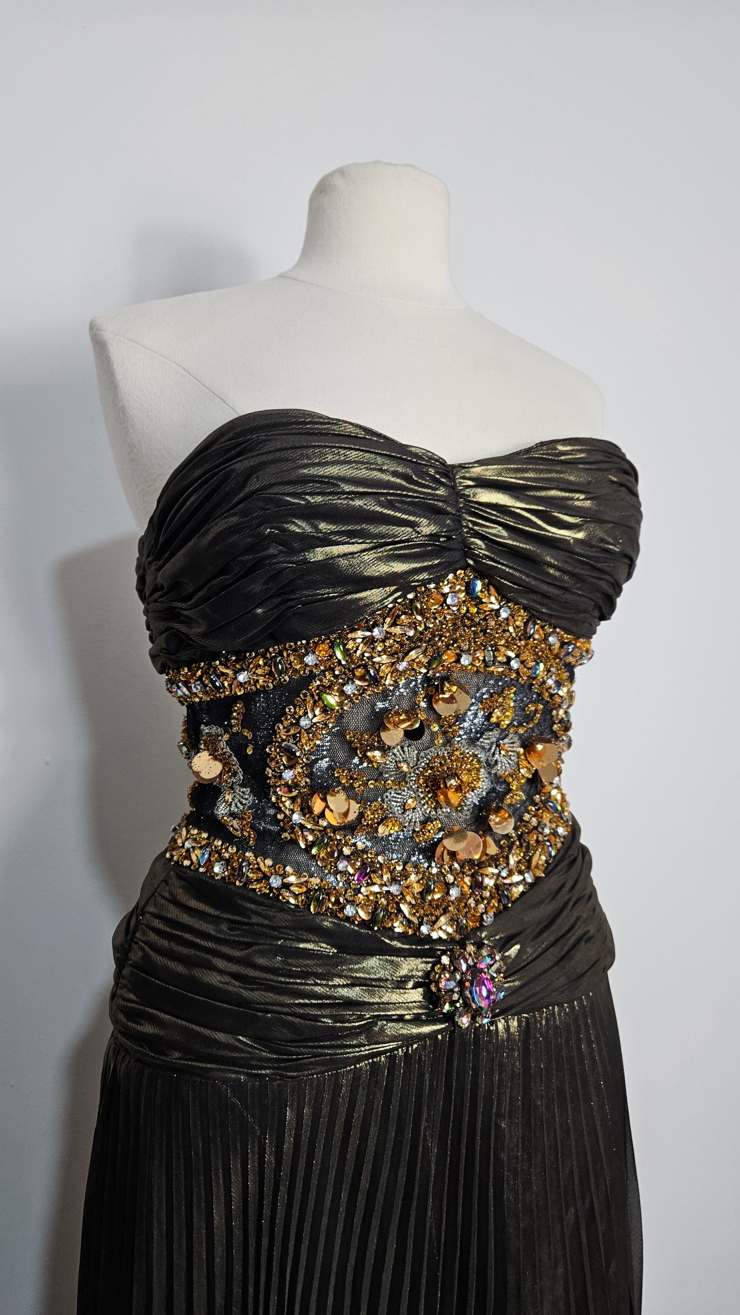 Robe maxi avec broderies de perles et sequins