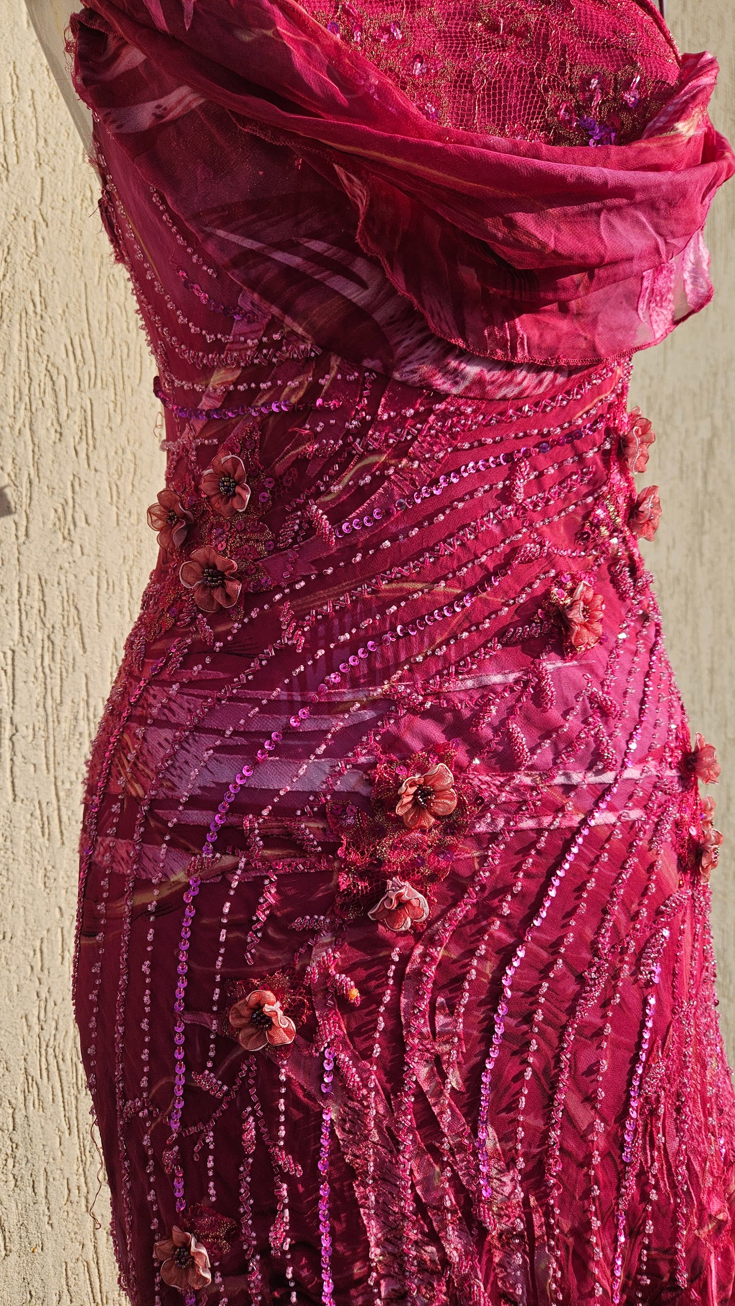 Robe rose en soie brodée