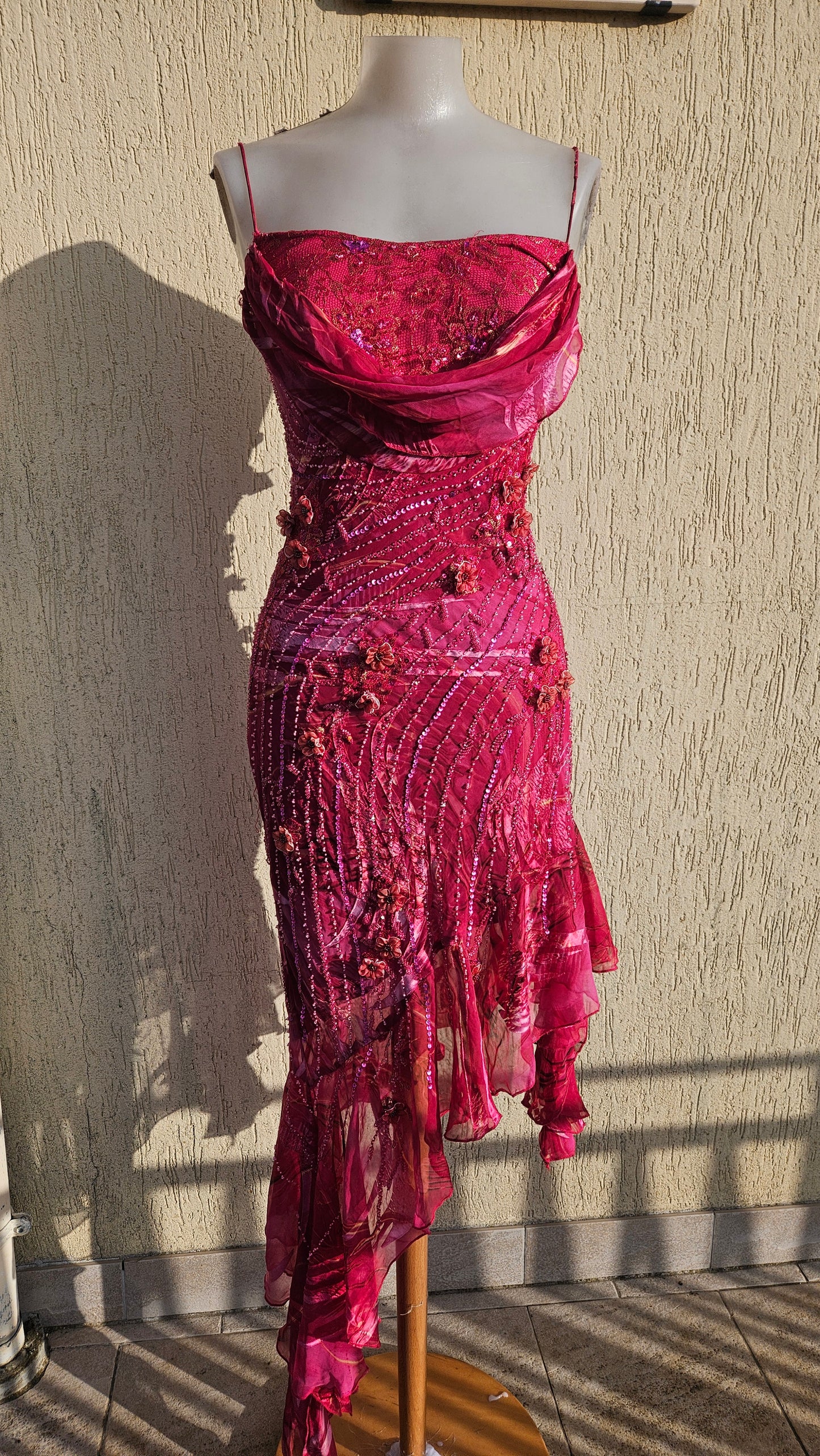 Robe rose en soie brodée