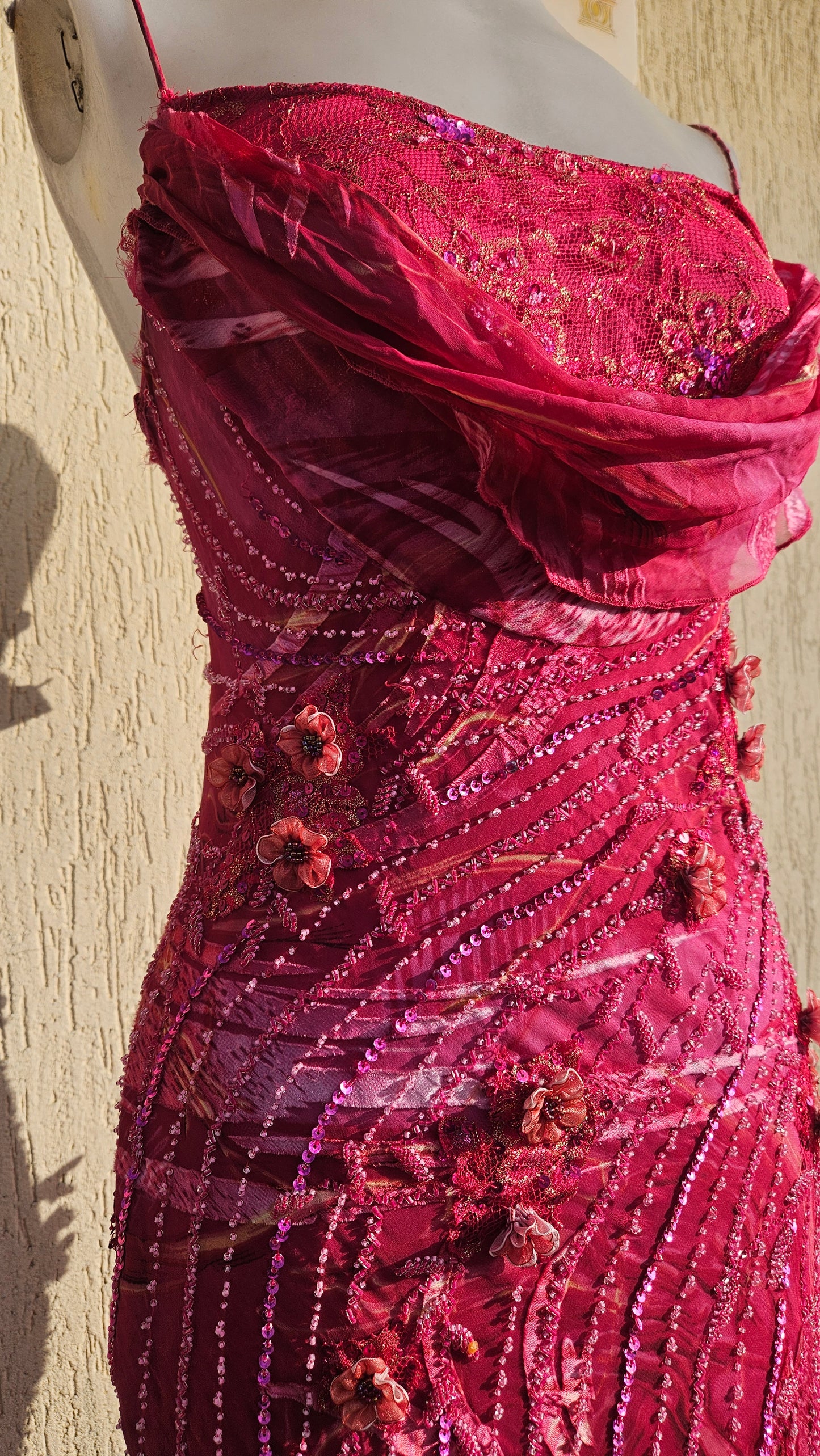 Robe rose en soie brodée