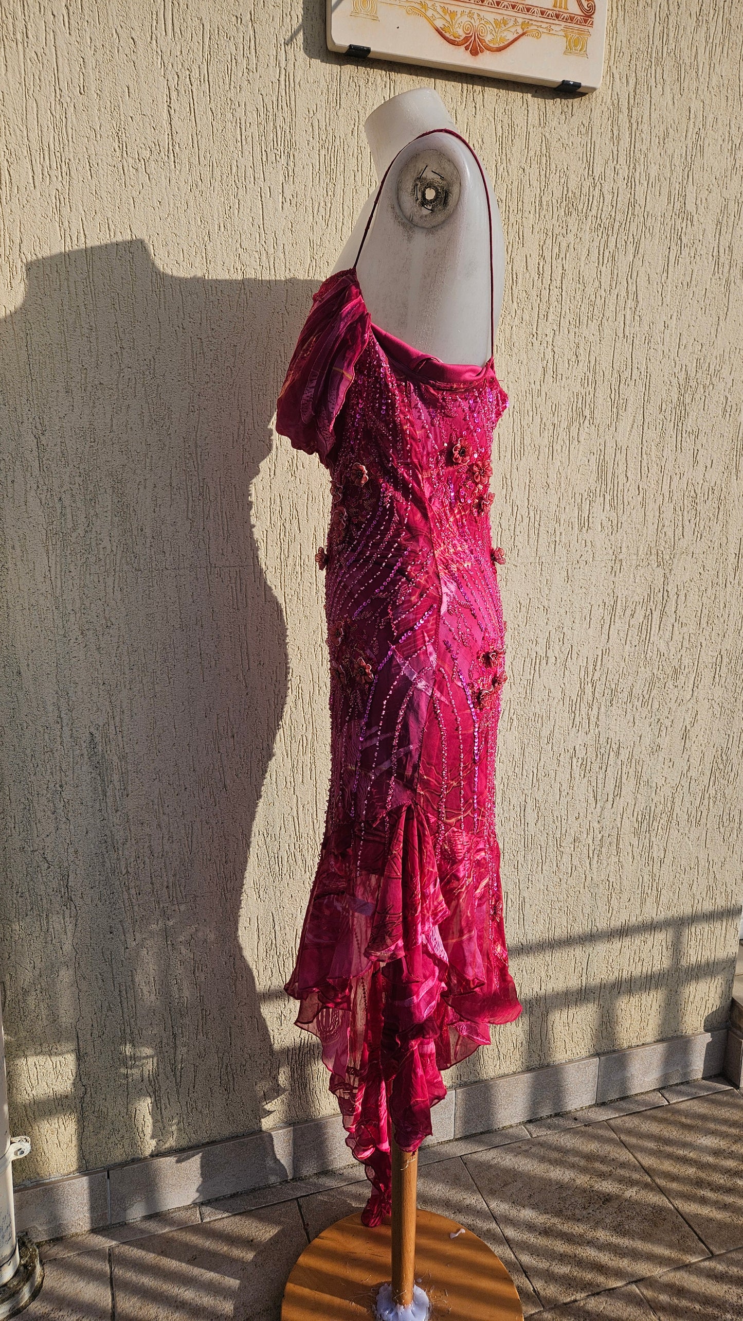 Robe rose en soie brodée