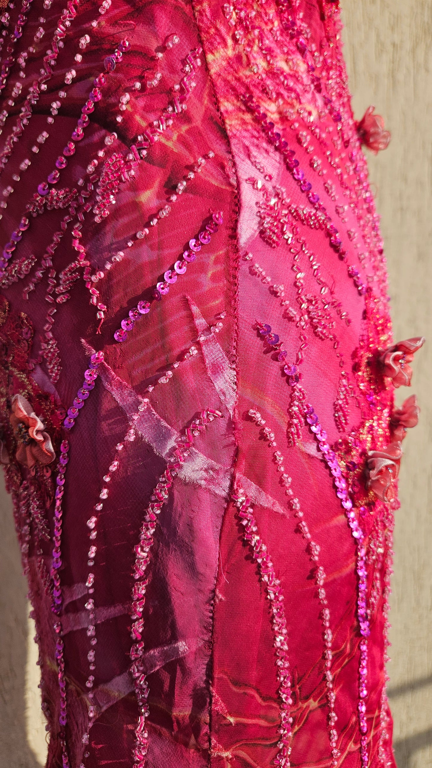 Robe rose en soie brodée