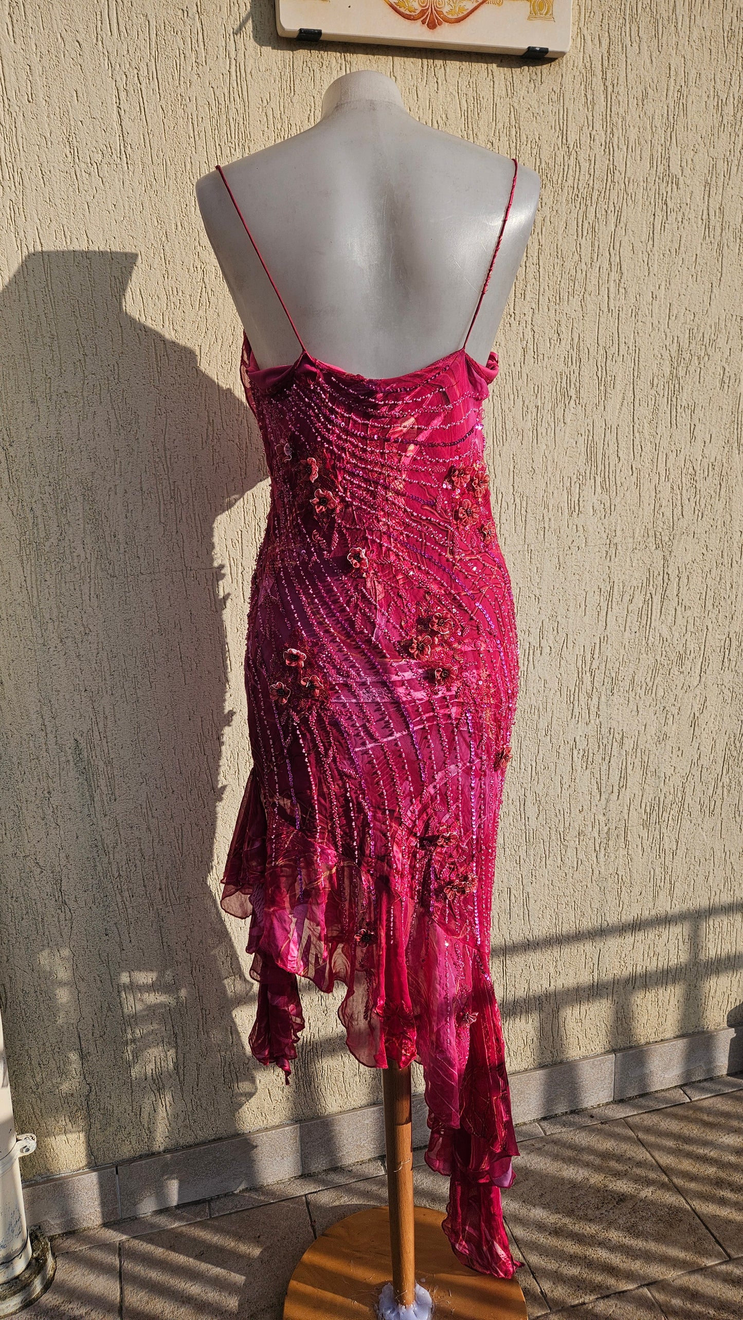 Robe rose en soie brodée