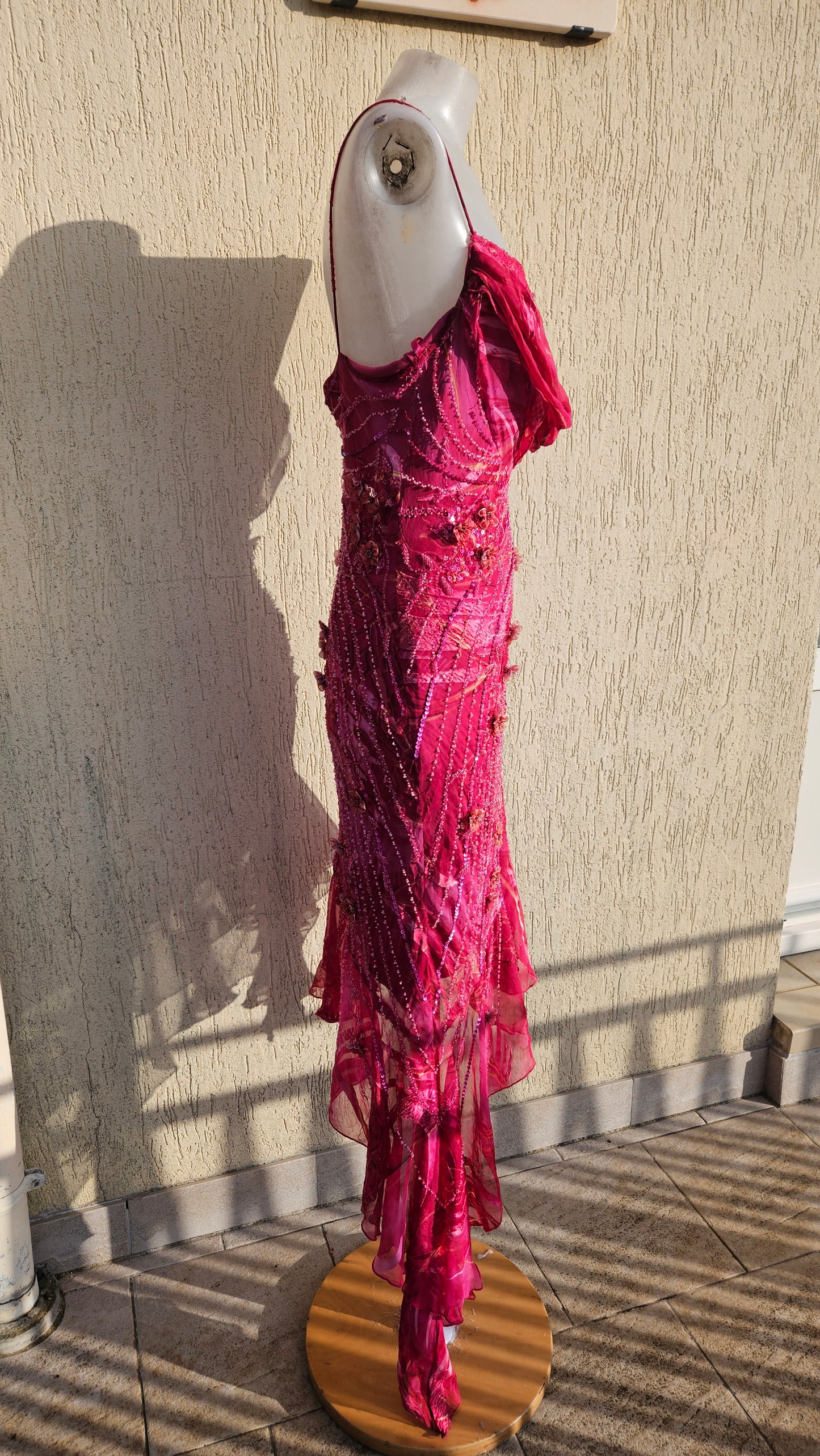 Robe rose en soie brodée