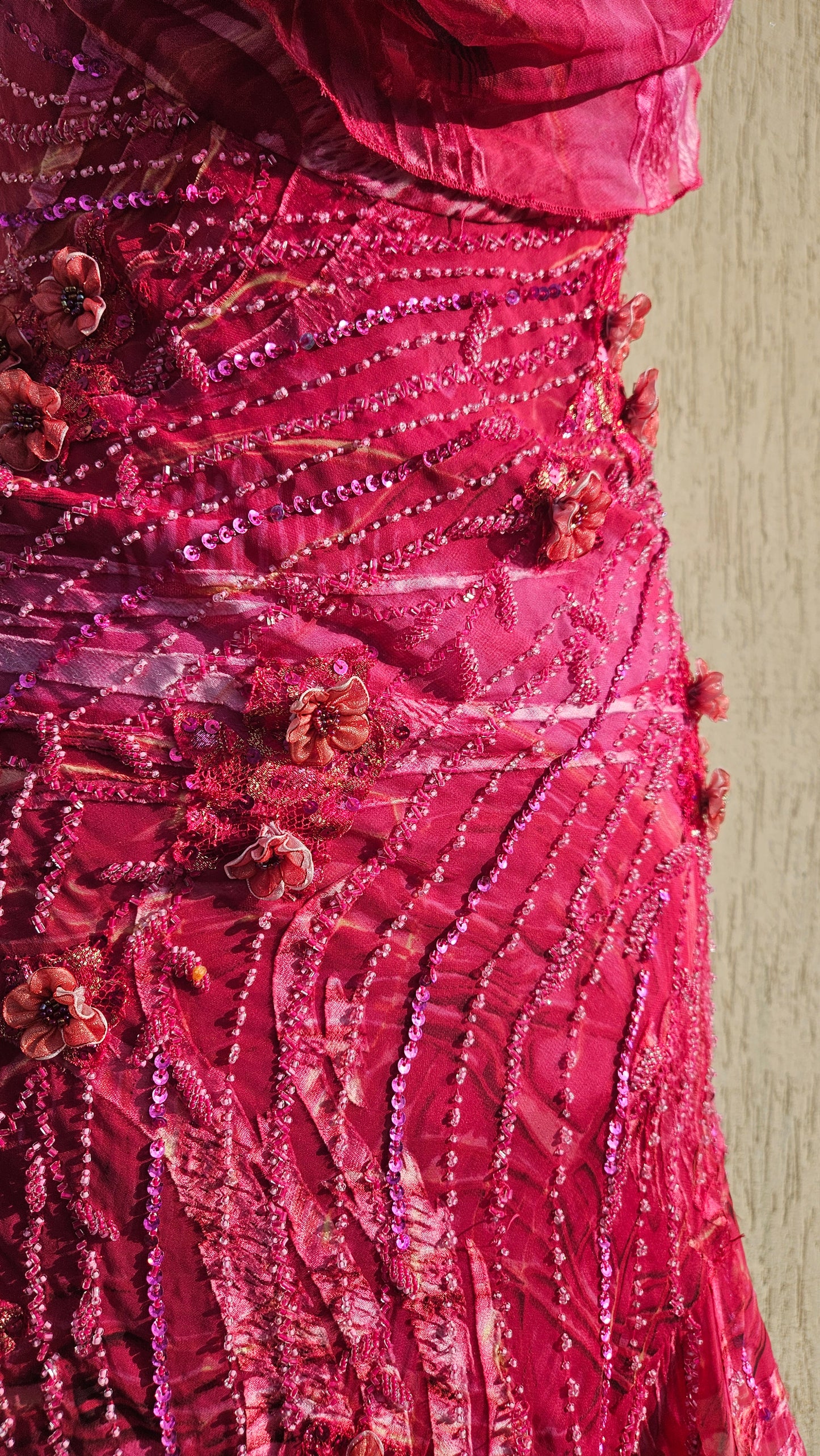 Robe rose en soie brodée