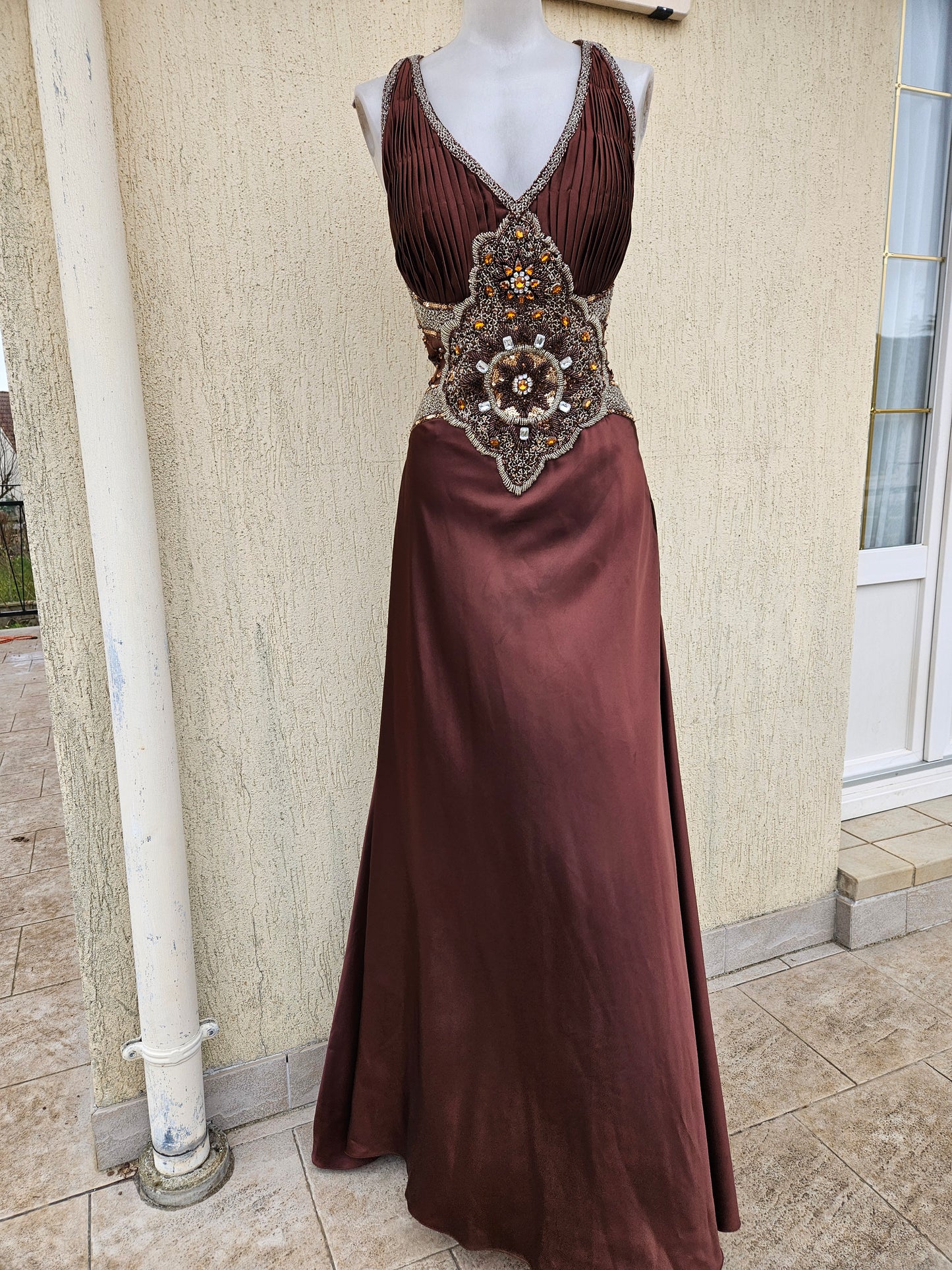 Longue robe satinée et brodée marron