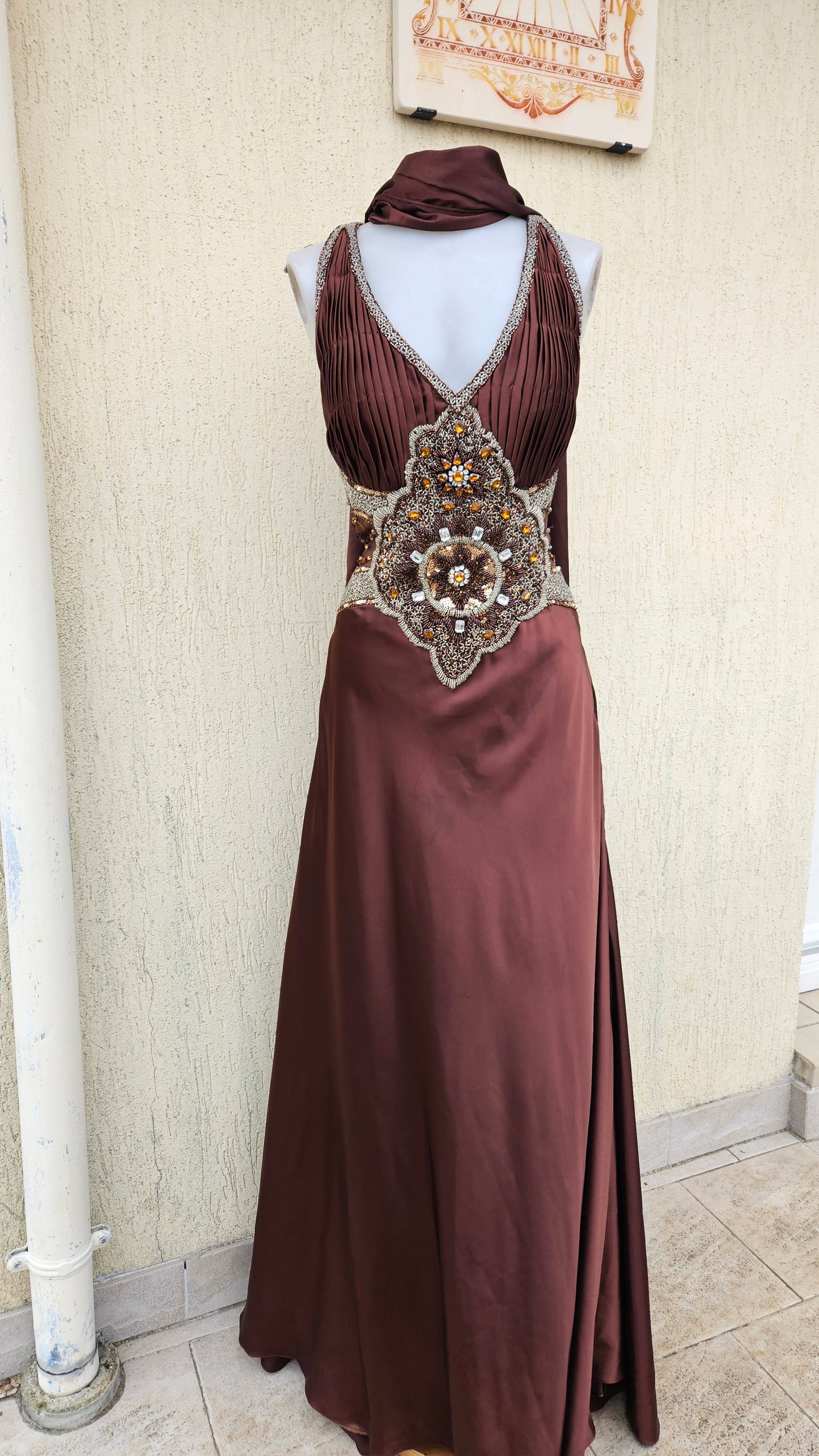 Longue robe satinée et brodée marron