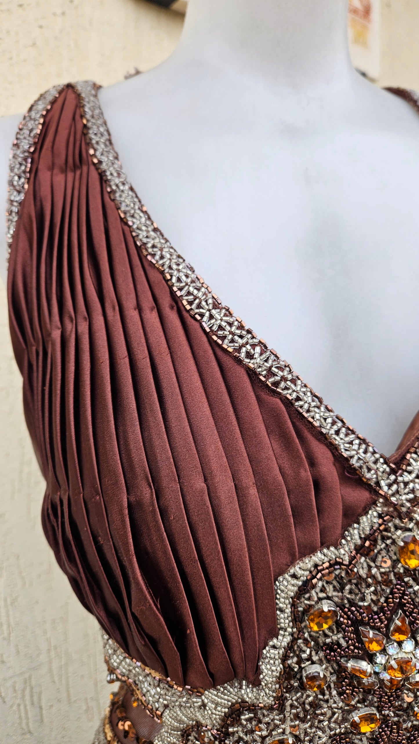 Longue robe satinée et brodée marron