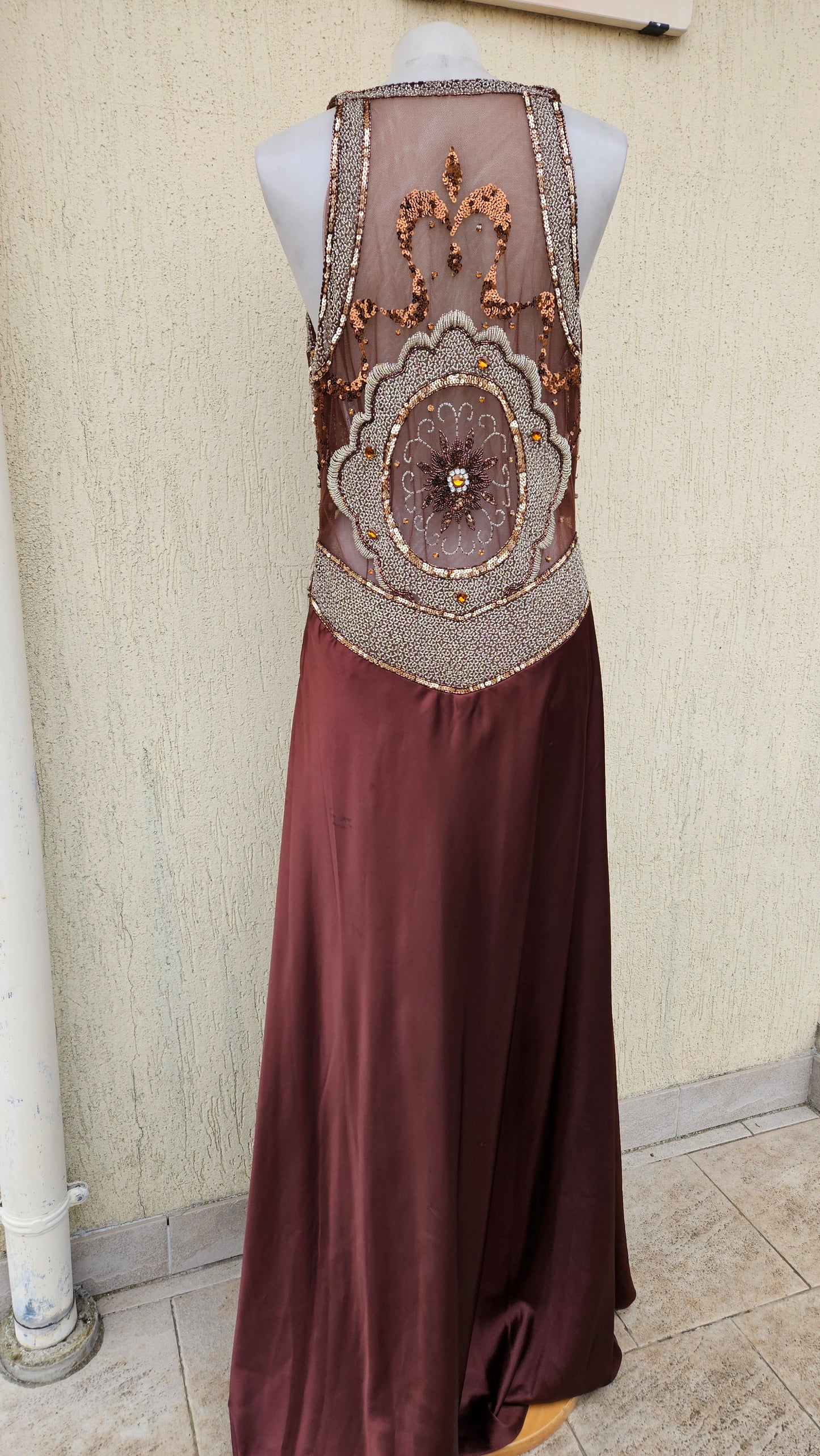 Longue robe satinée et brodée marron