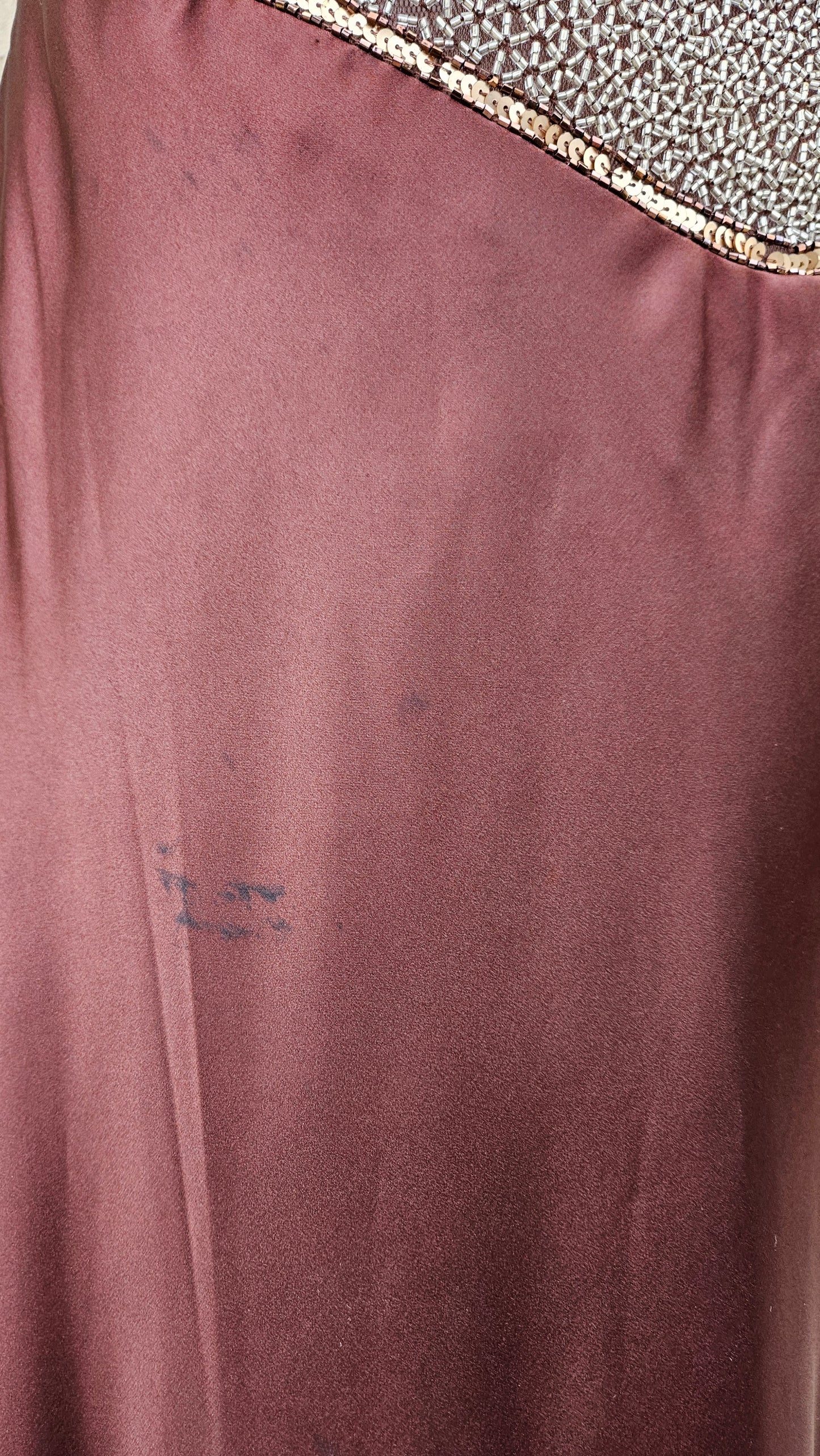 Longue robe satinée et brodée marron