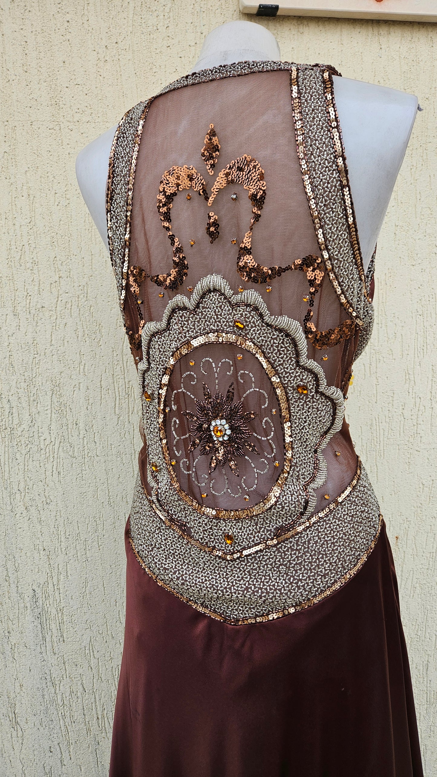 Longue robe satinée et brodée marron