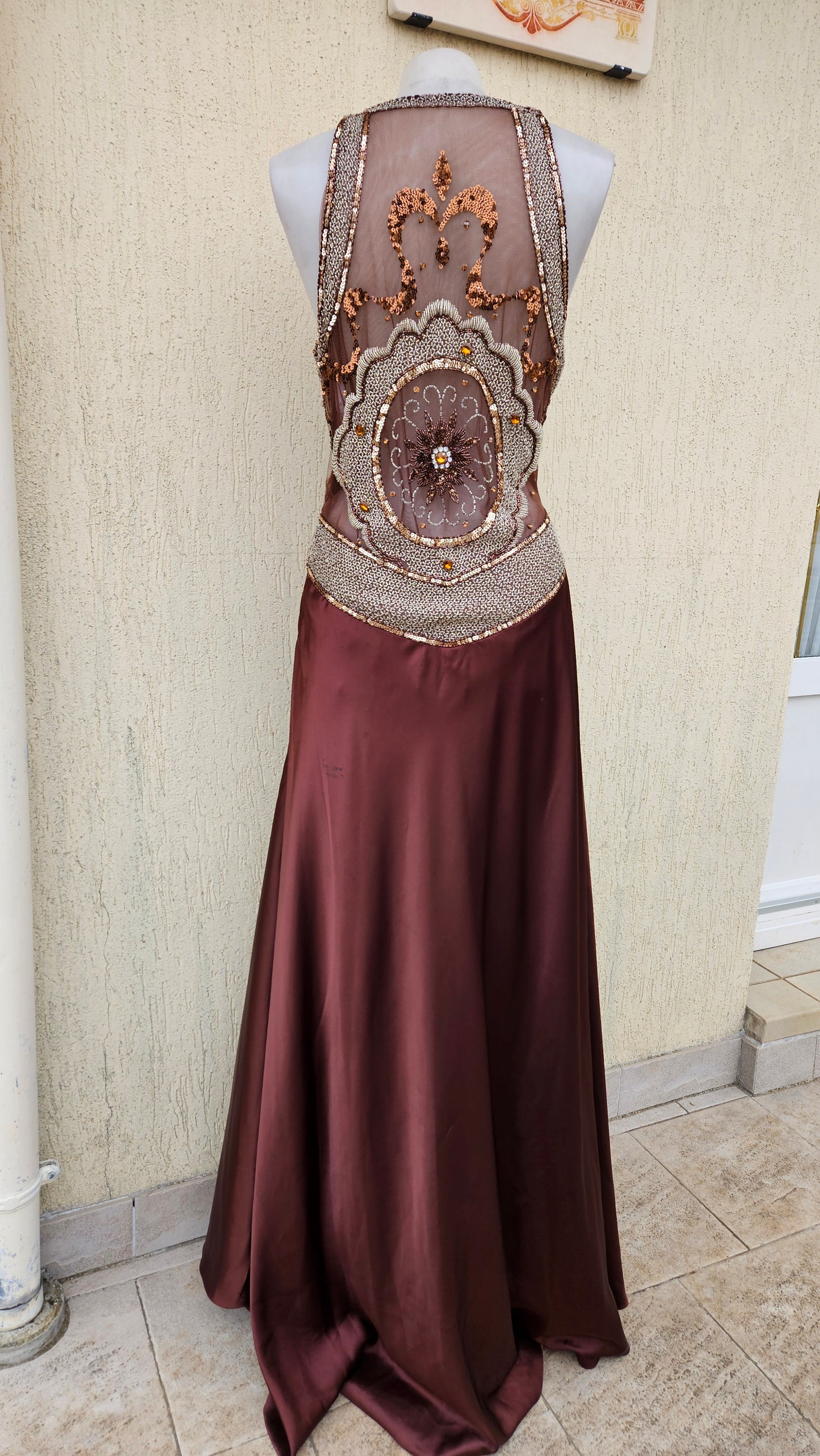 Longue robe satinée et brodée marron