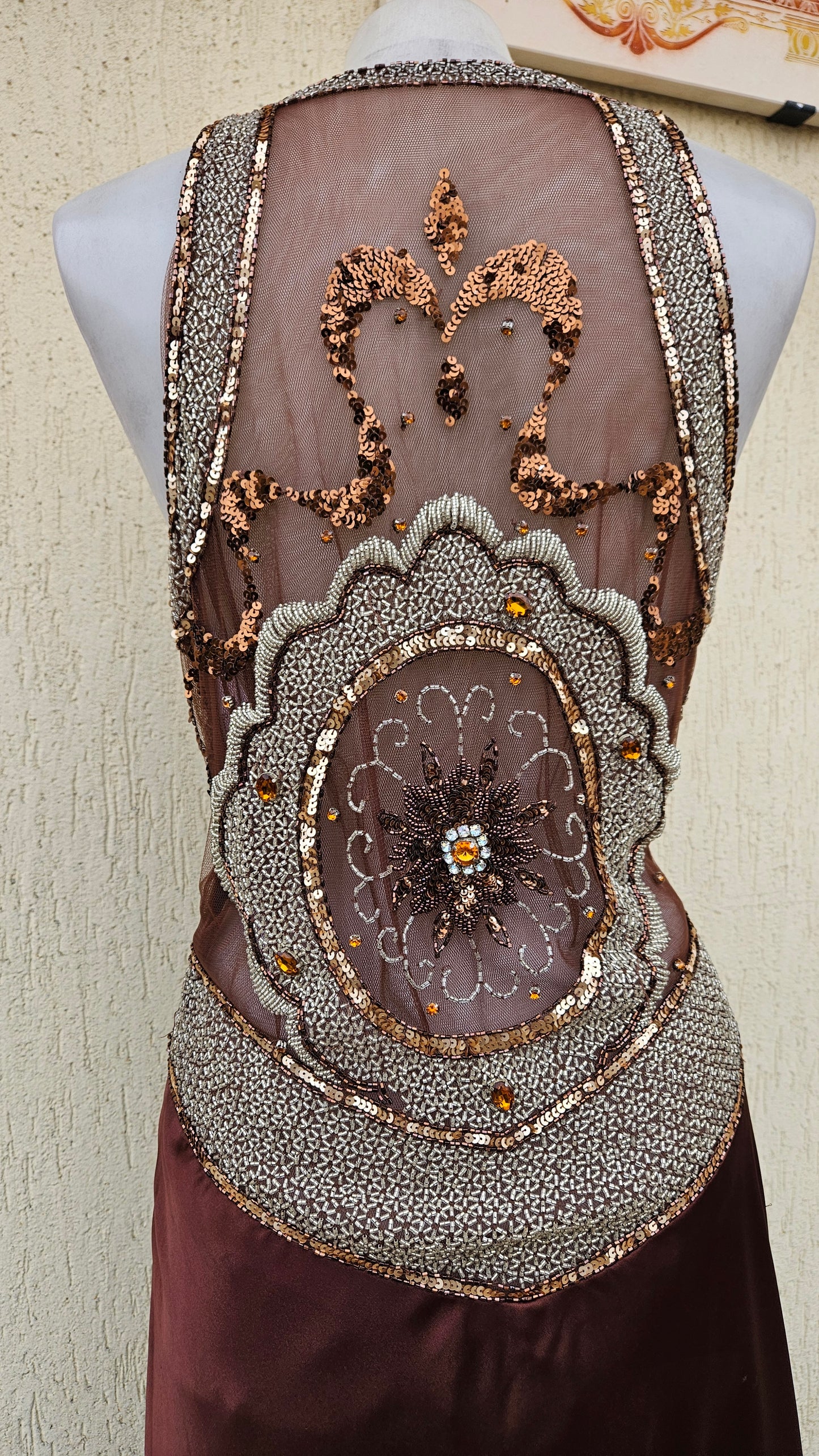 Longue robe satinée et brodée marron