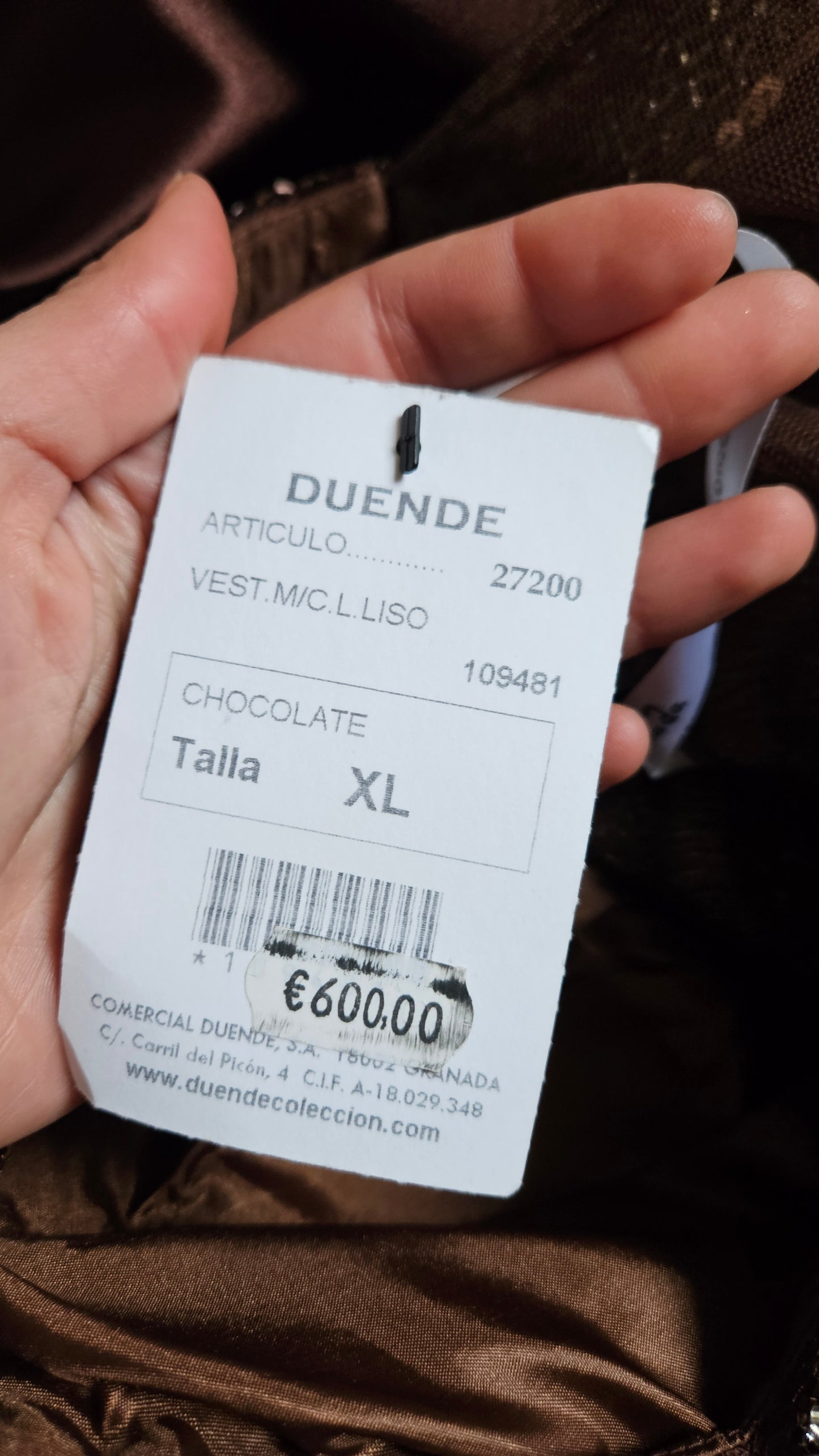 Longue robe satinée et brodée marron