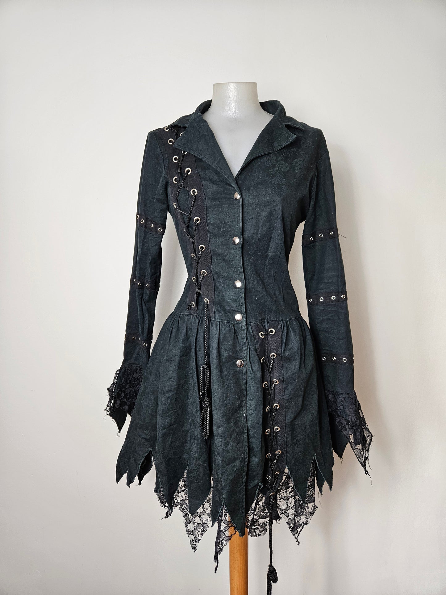 Veste mi-longue à laçage