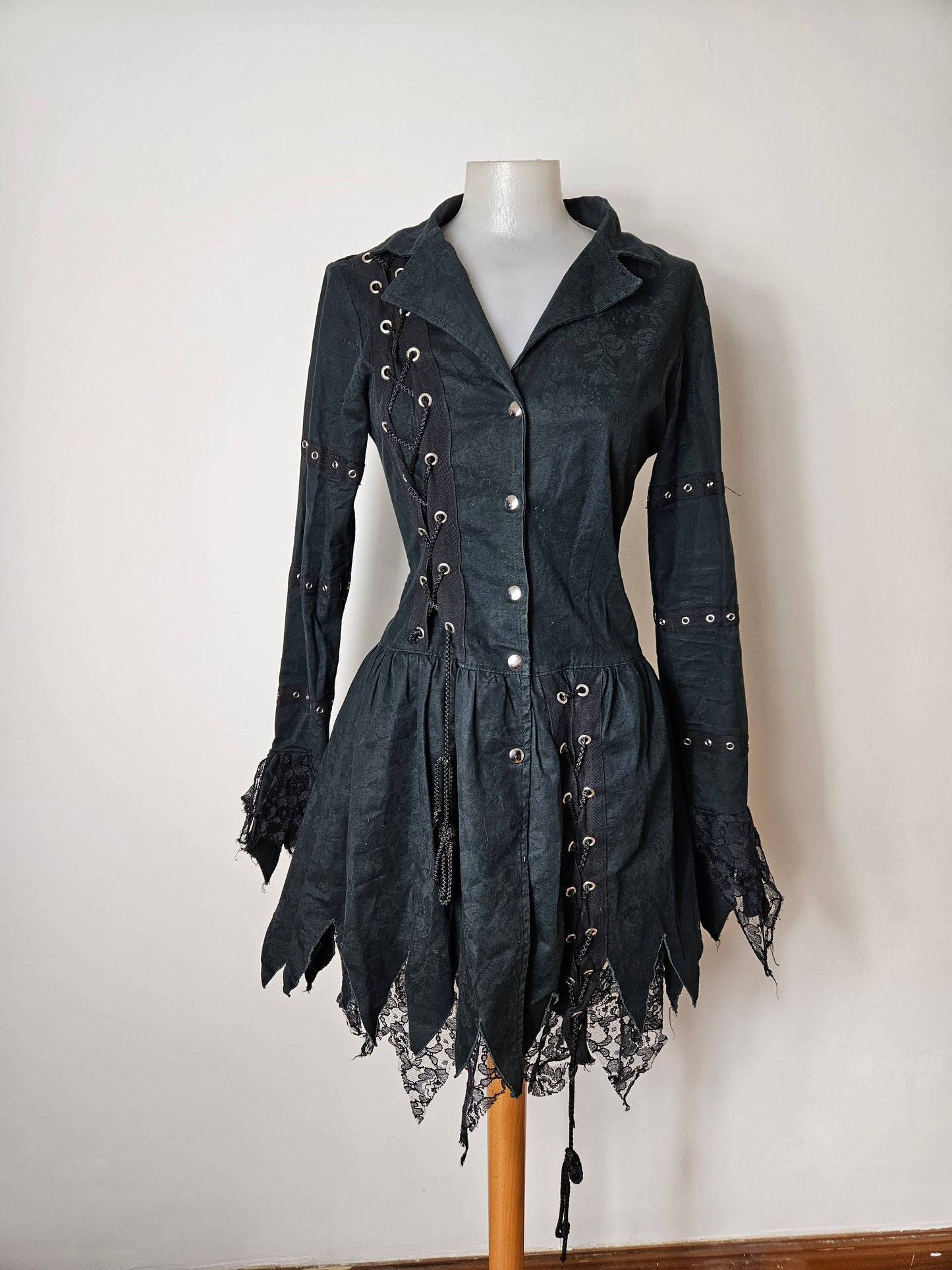 Veste mi-longue à laçage
