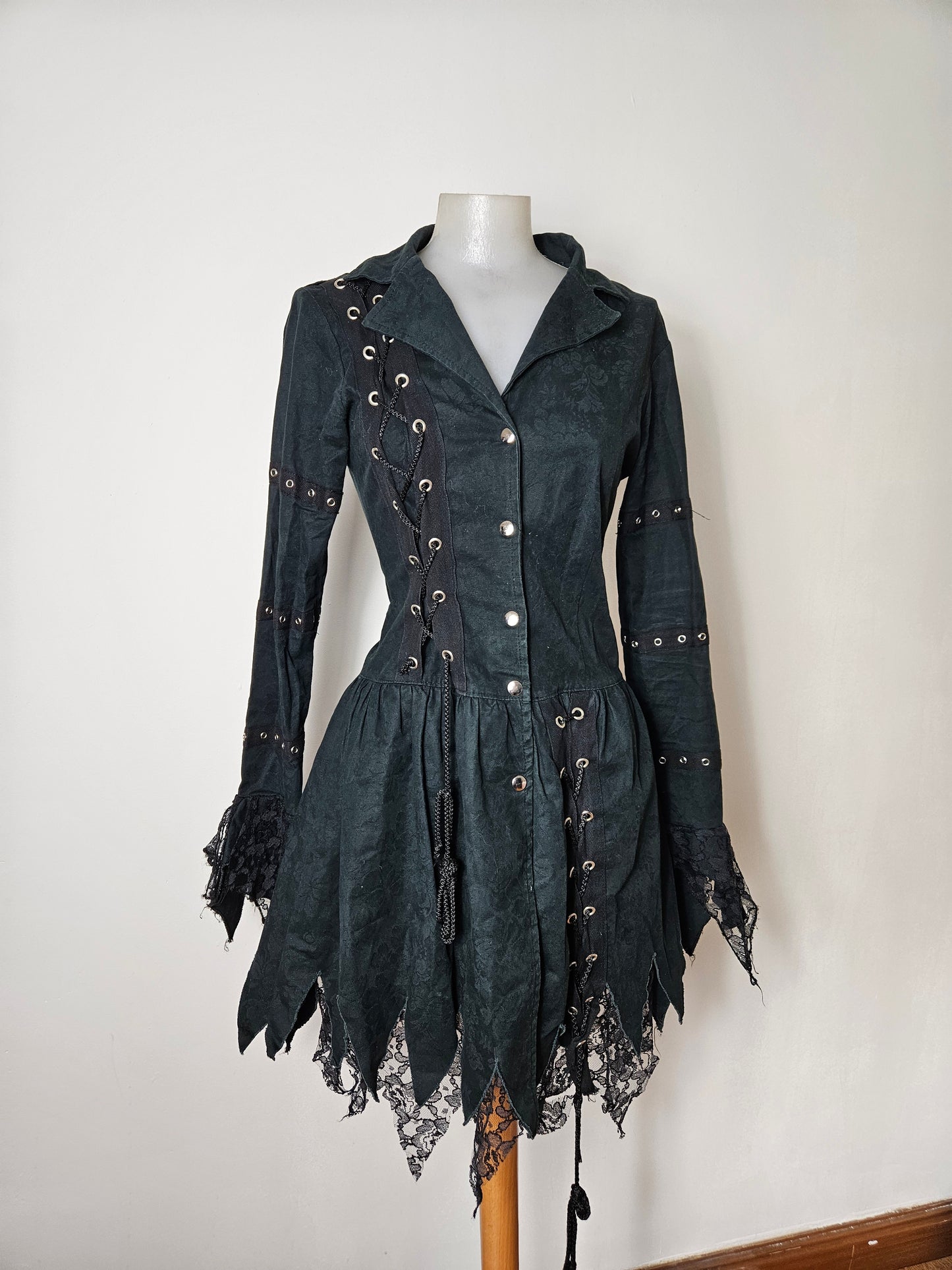Veste mi-longue à laçage