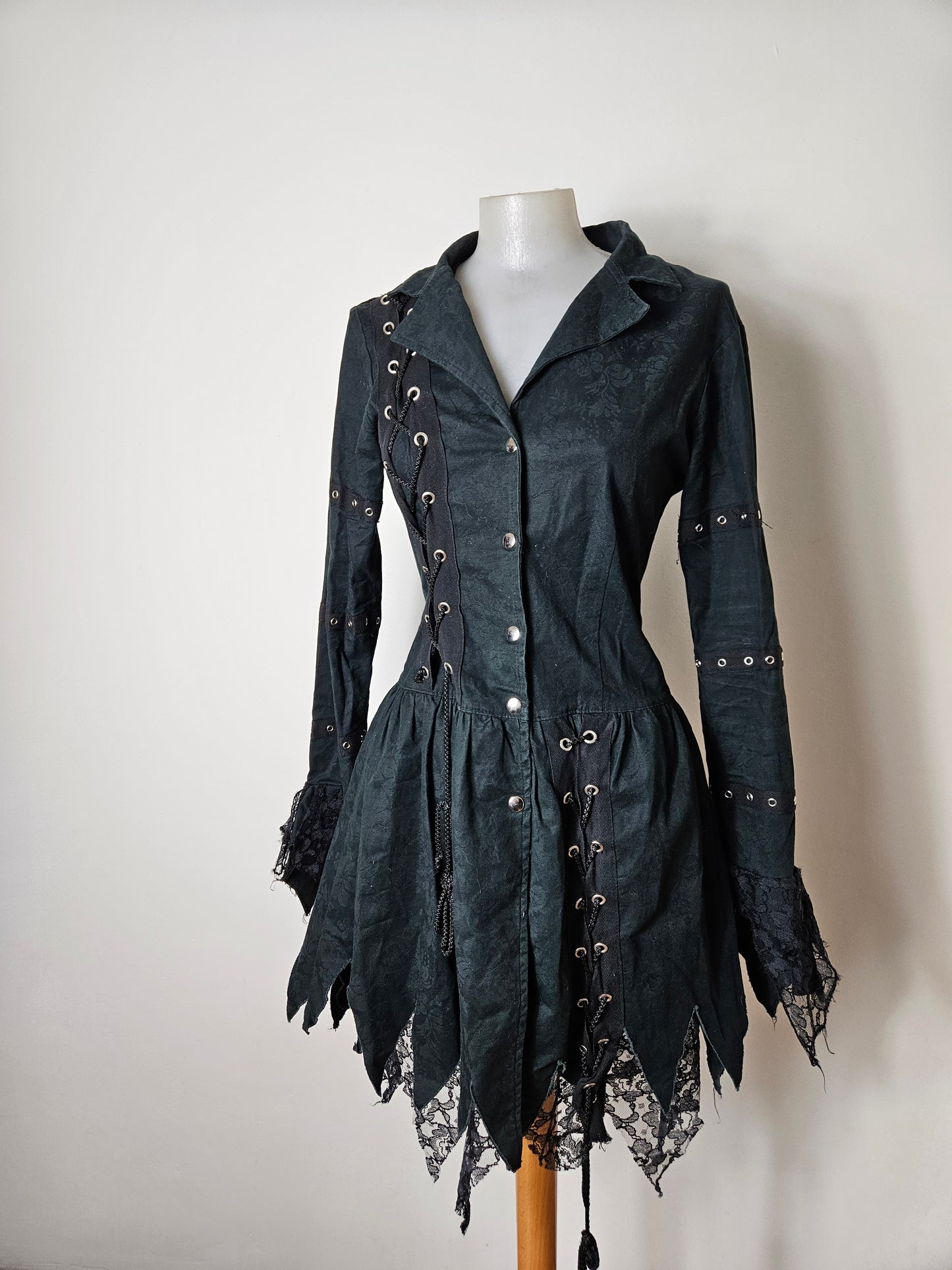 Veste mi-longue à laçage