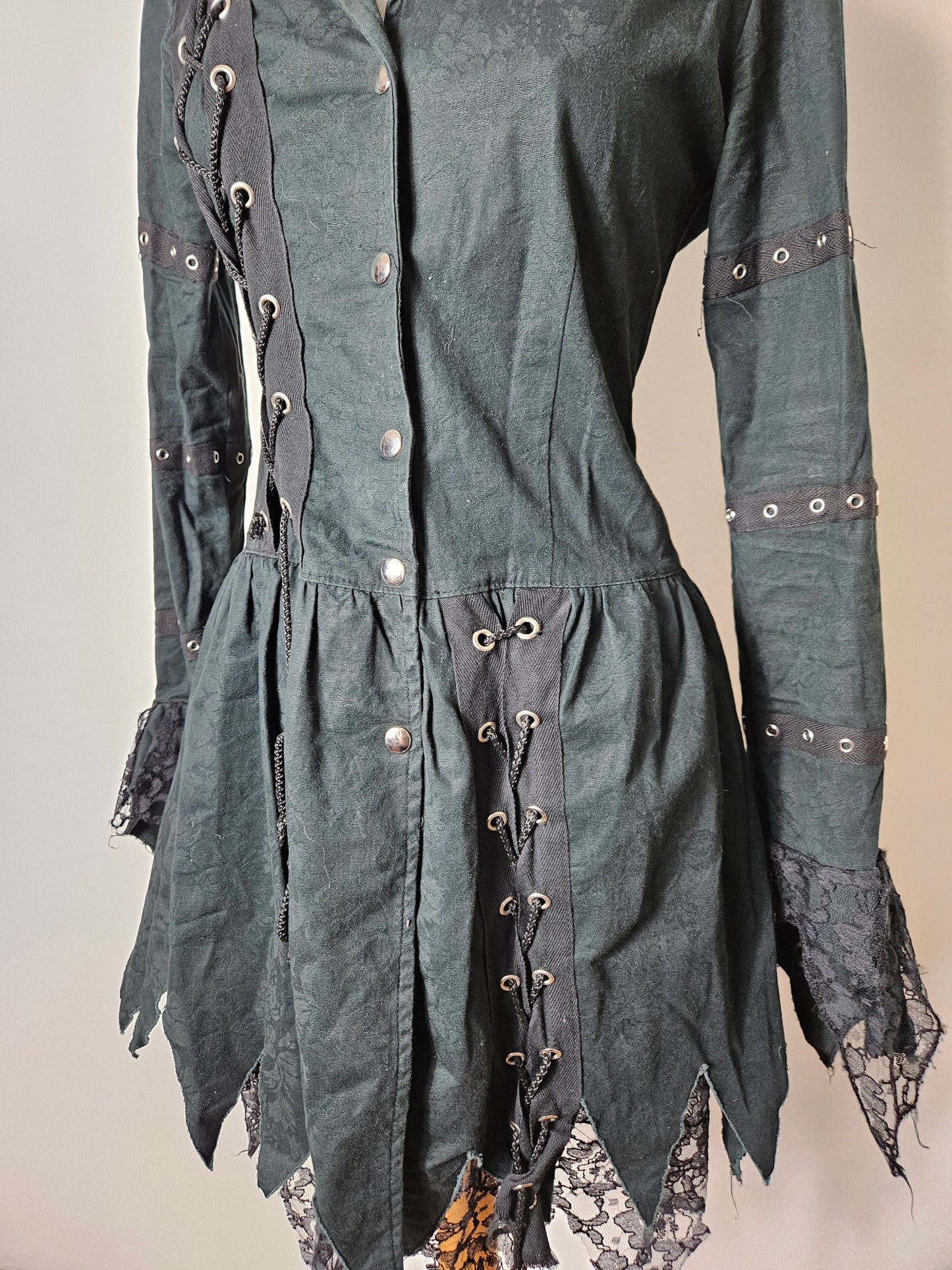 Veste mi-longue à laçage