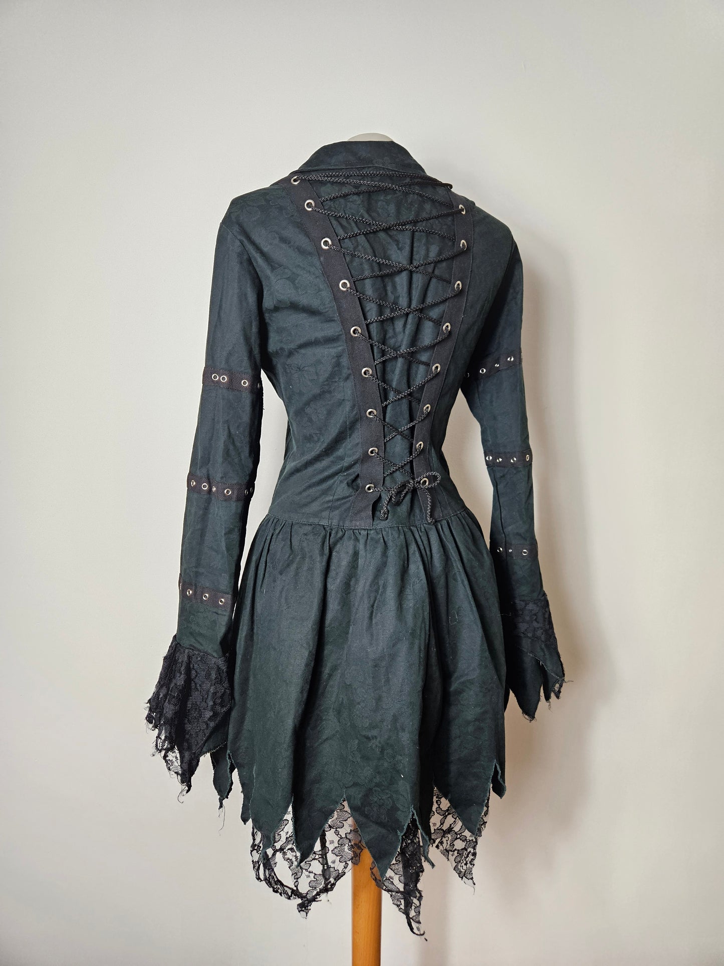 Veste mi-longue à laçage