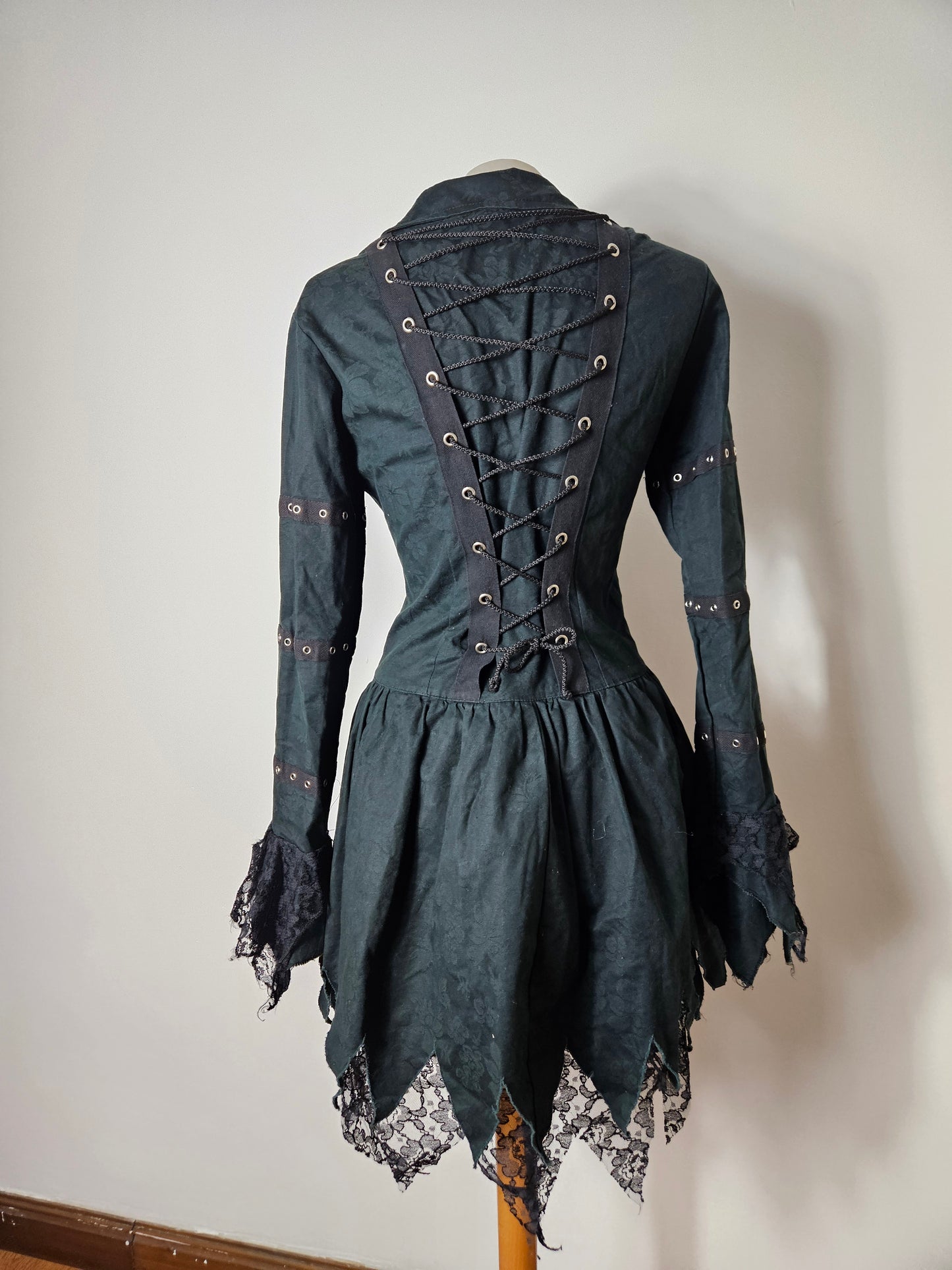 Veste mi-longue à laçage
