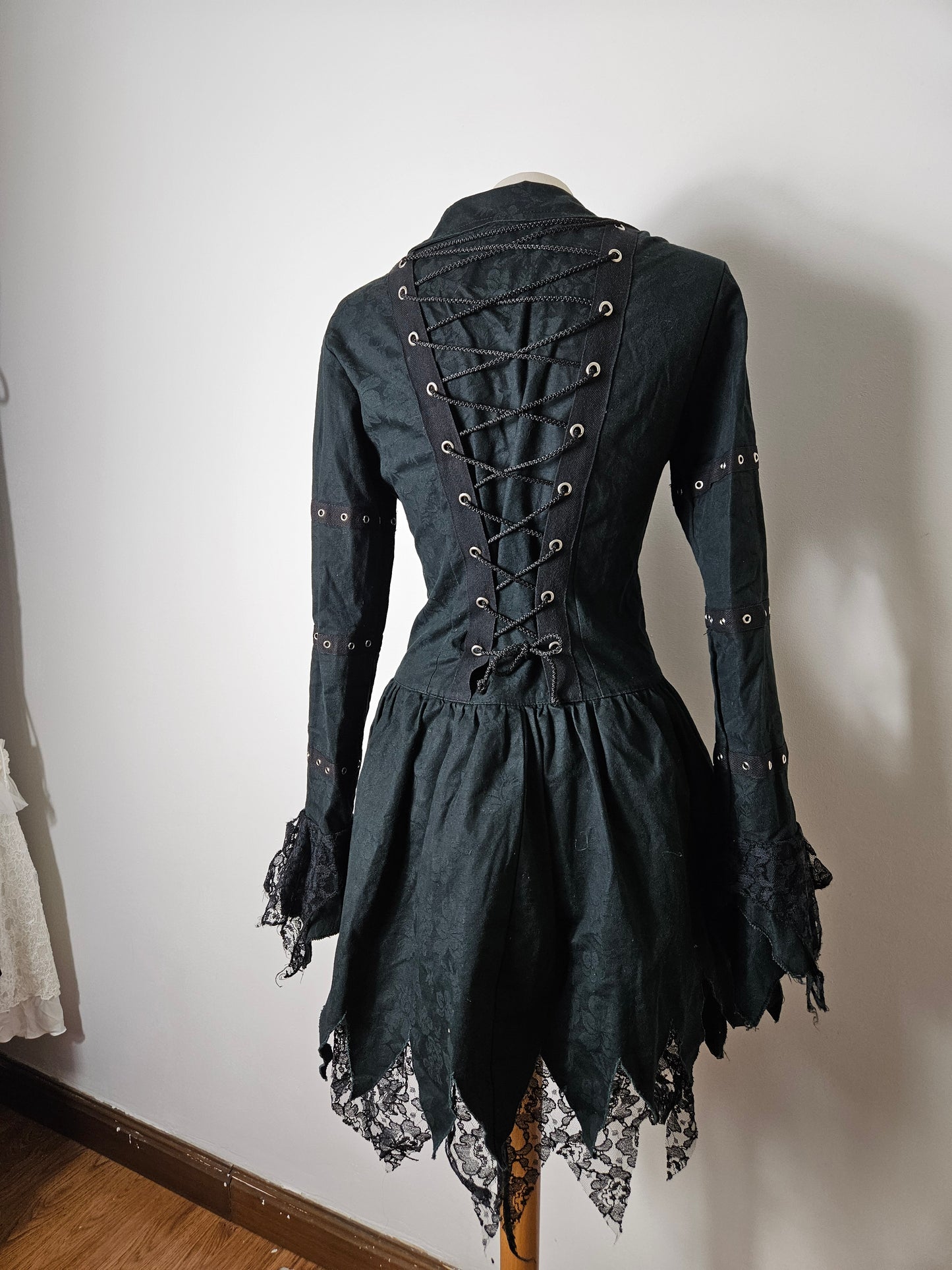 Veste mi-longue à laçage