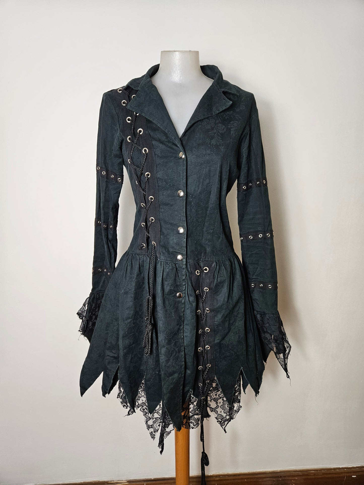 Veste mi-longue à laçage