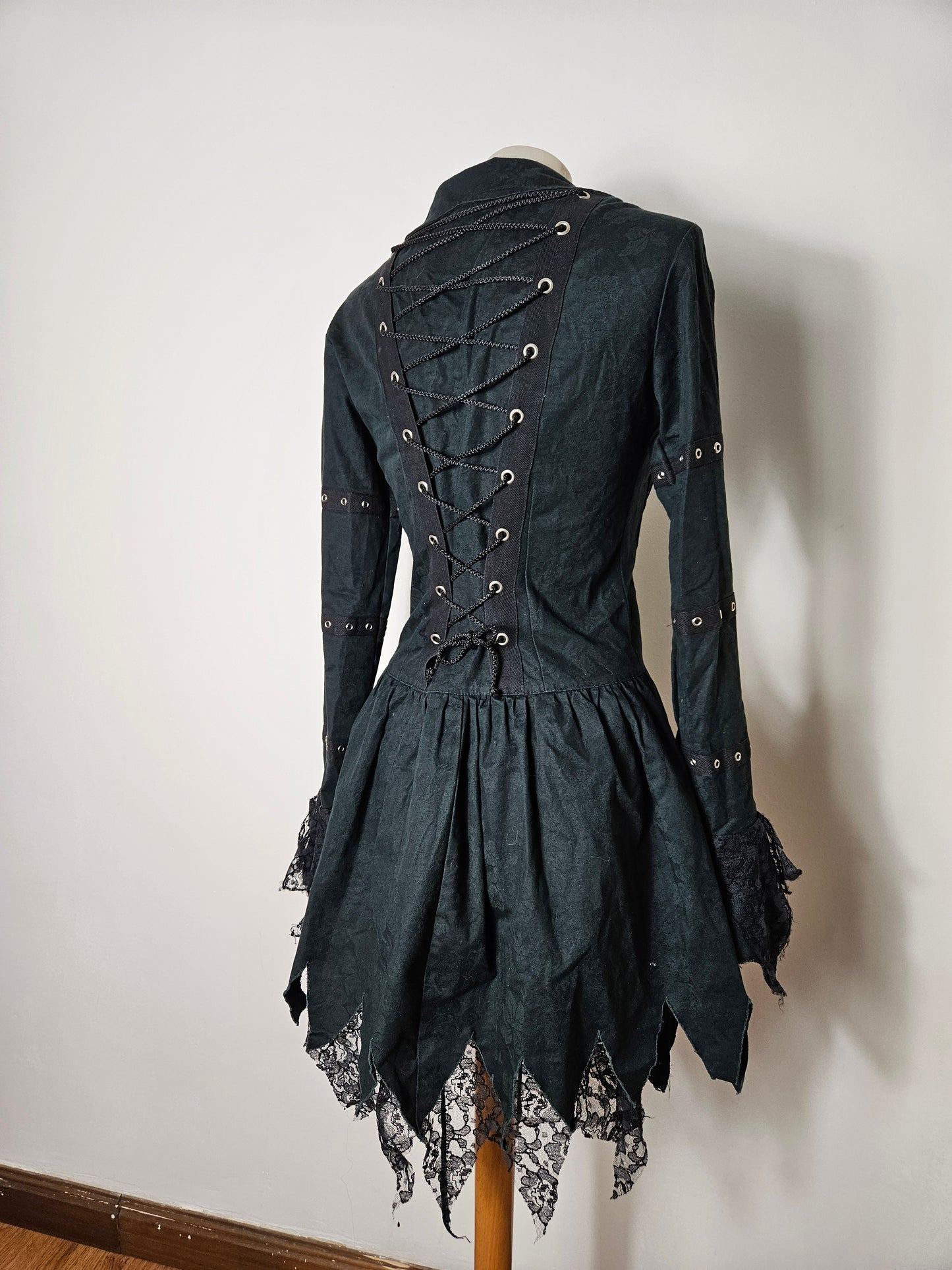Veste mi-longue à laçage