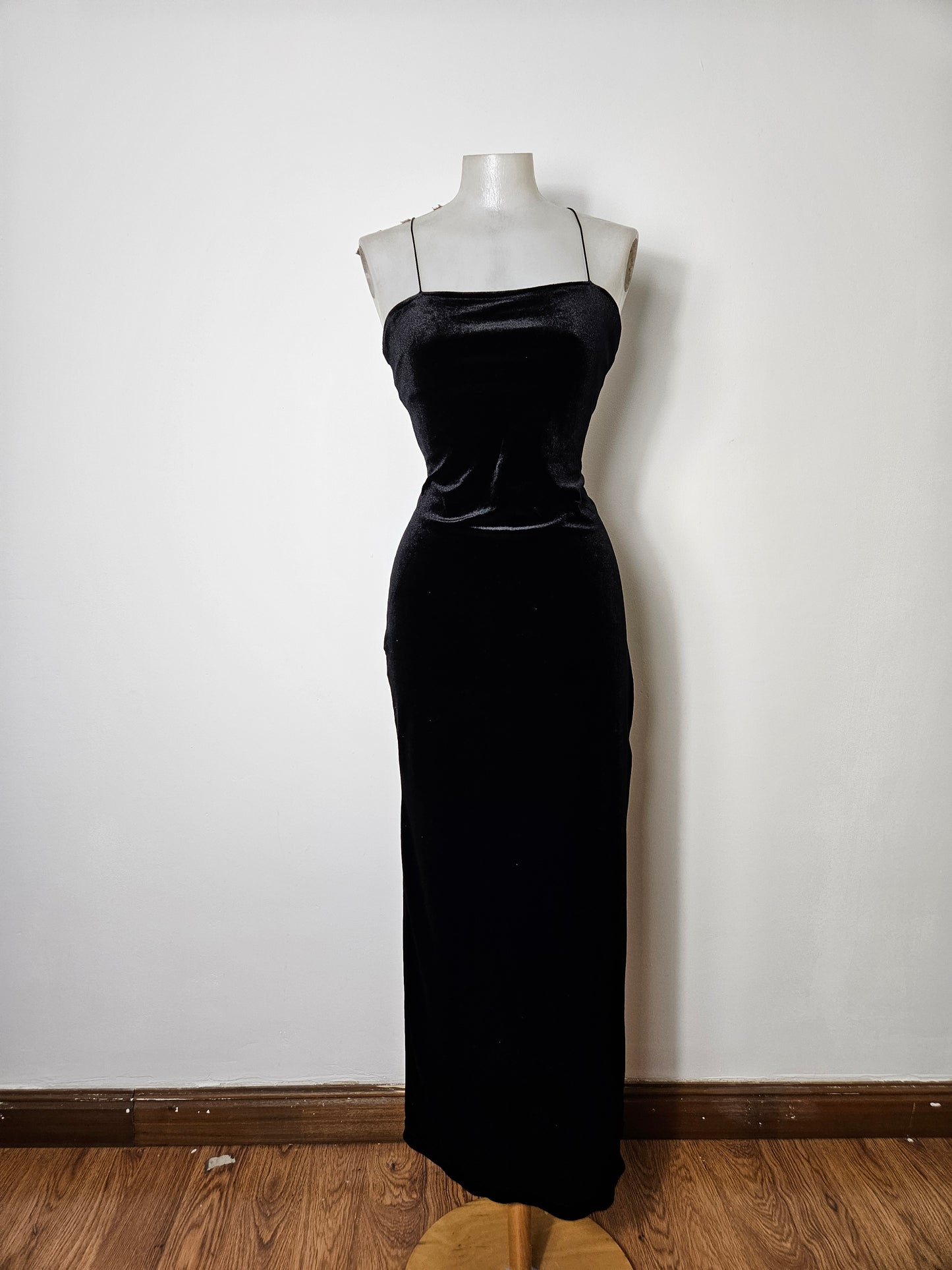 Black velvet backless dress