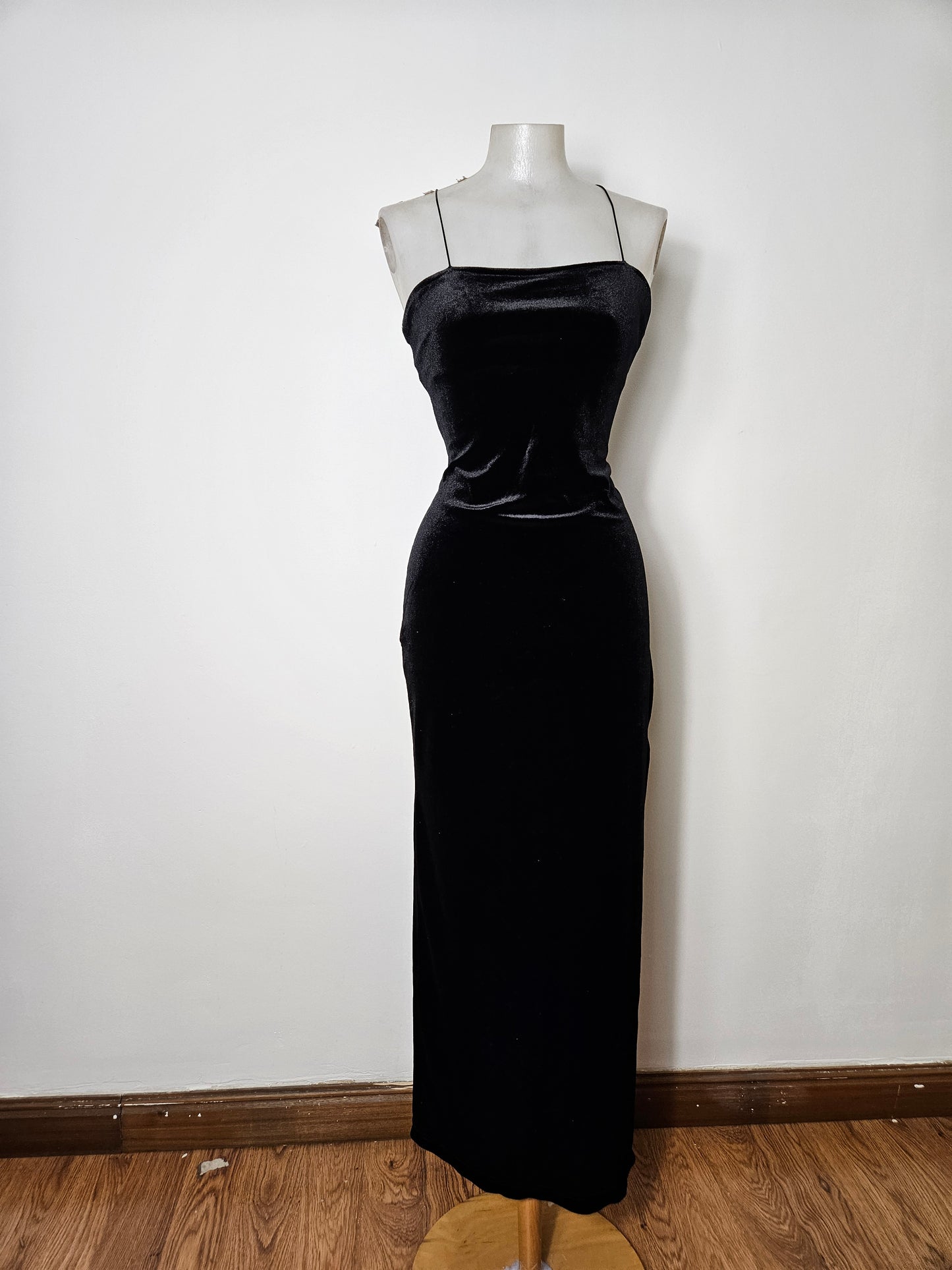 Black velvet backless dress