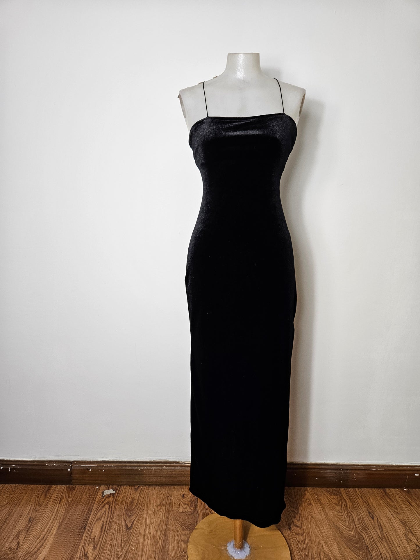 Black velvet backless dress