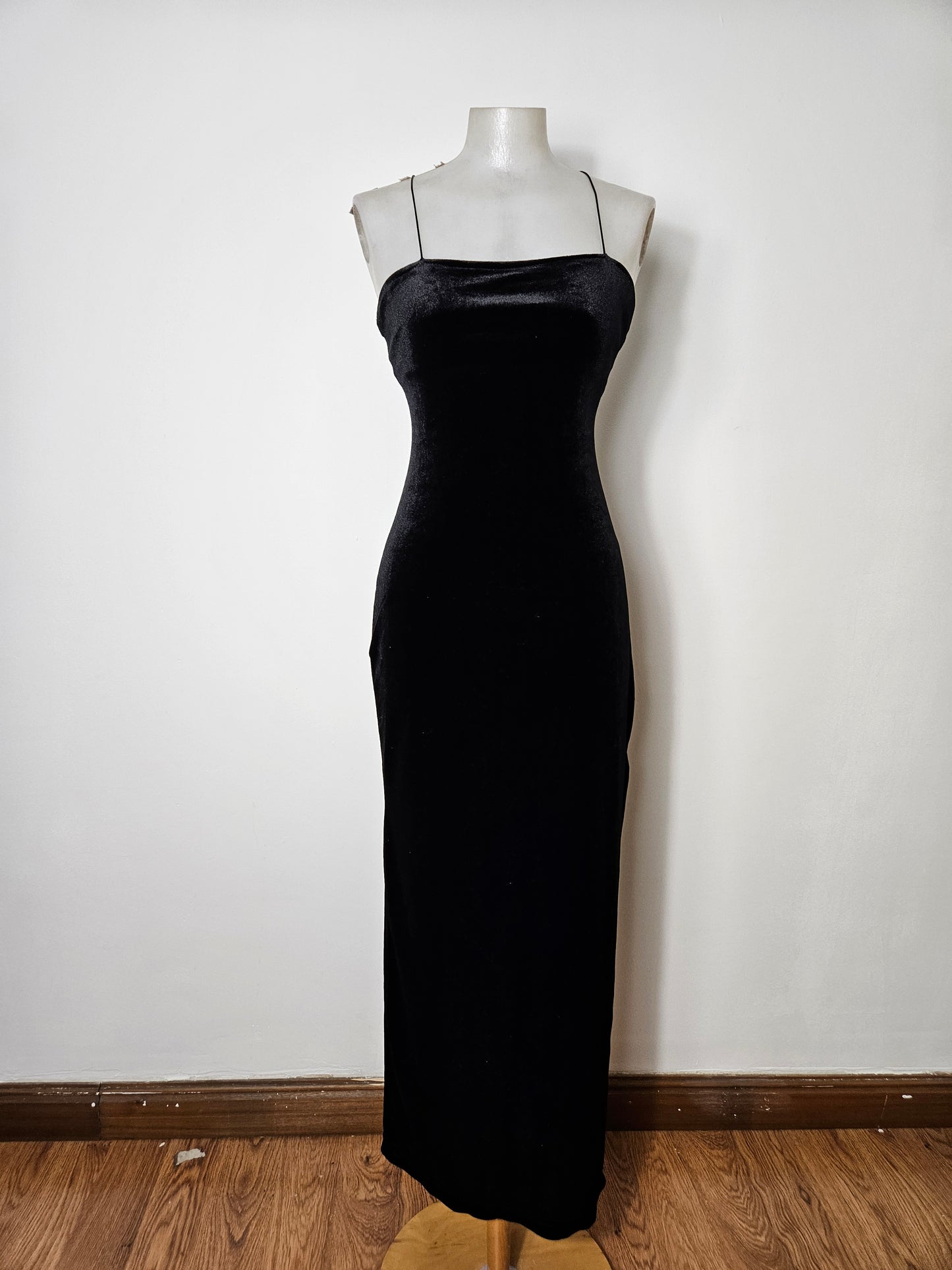 Black velvet backless dress