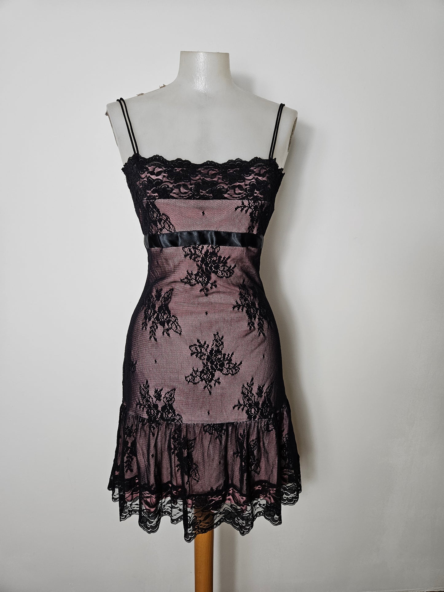 Robe dos nu en dentelle