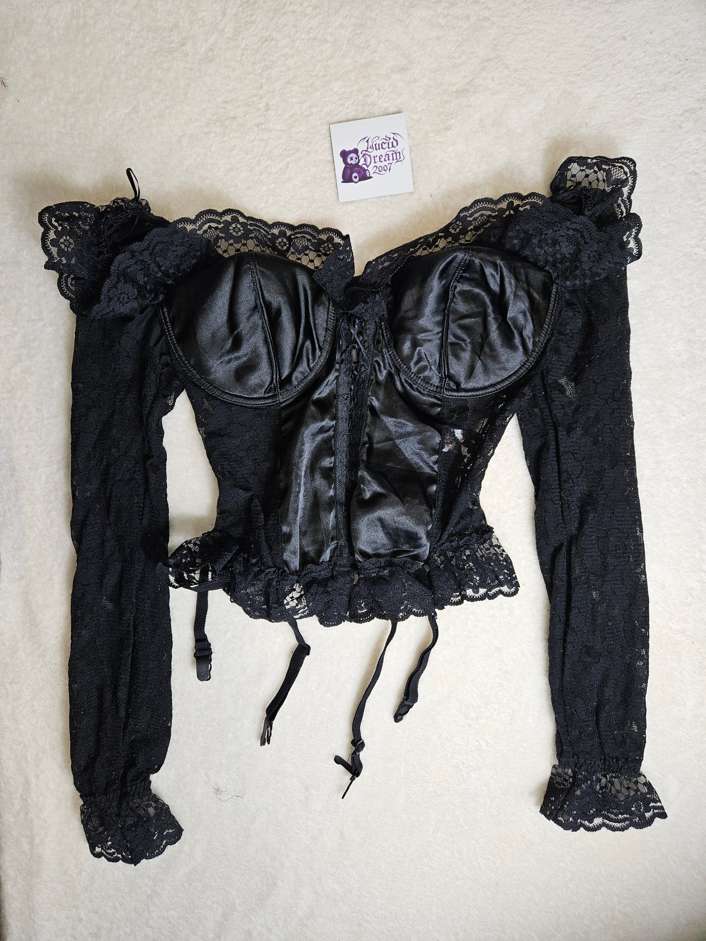 Haut noir satiné et dentelle