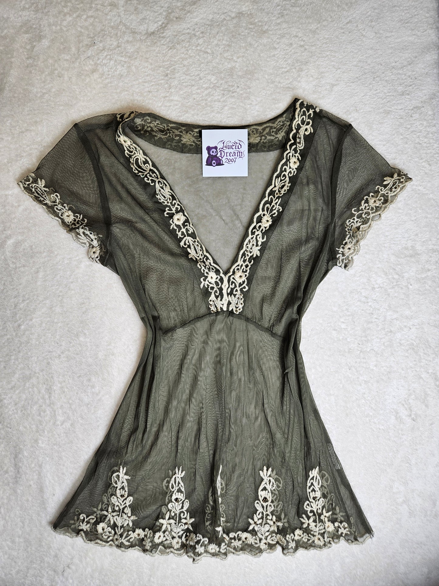 Haut en voile brodé